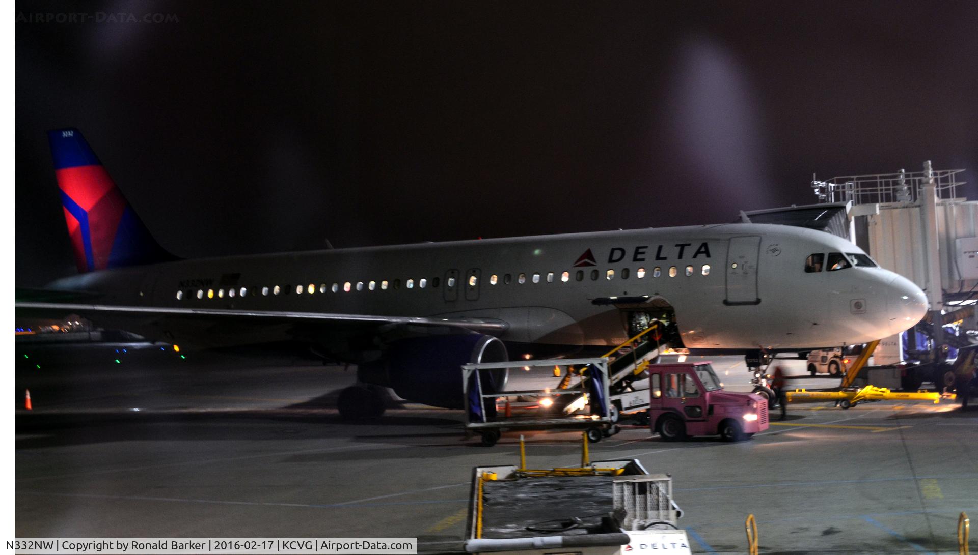 N332NW, 1992 Airbus A320-211 C/N 319, At the gate CVG