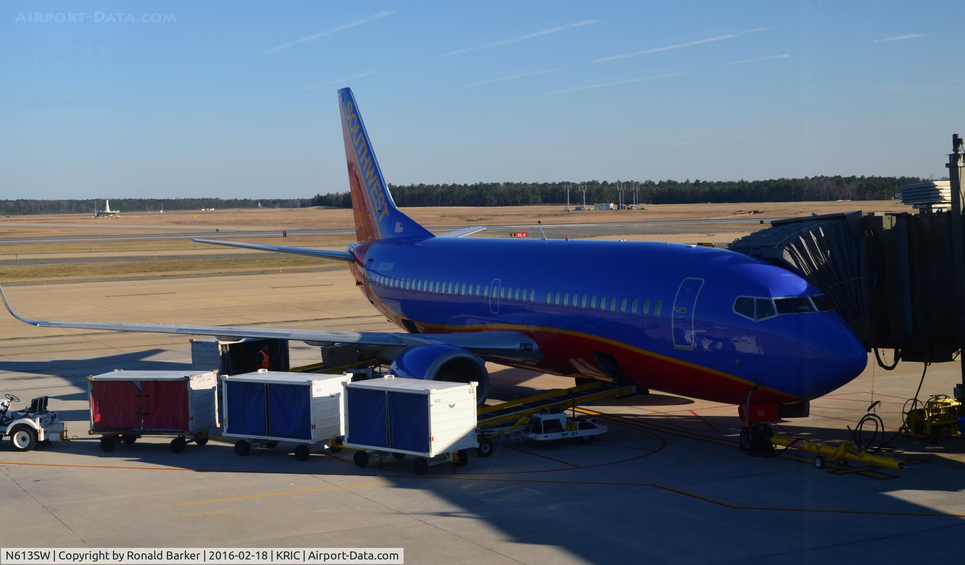 N613SW, 1995 Boeing 737-3H4 C/N 27931, At the gate Richmond