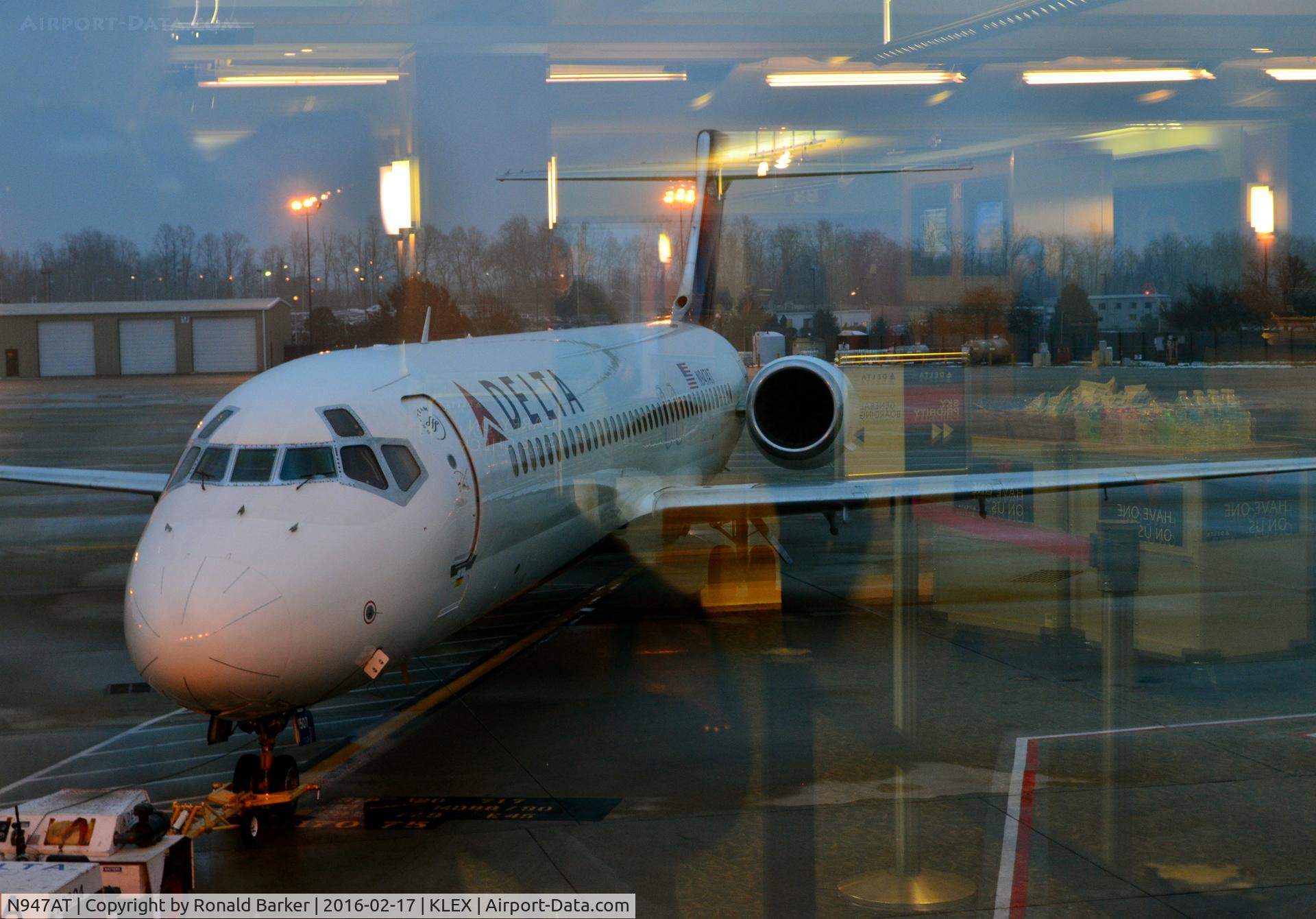 N947AT, 1999 Boeing 717-200 C/N 55010, At the gate Lexington