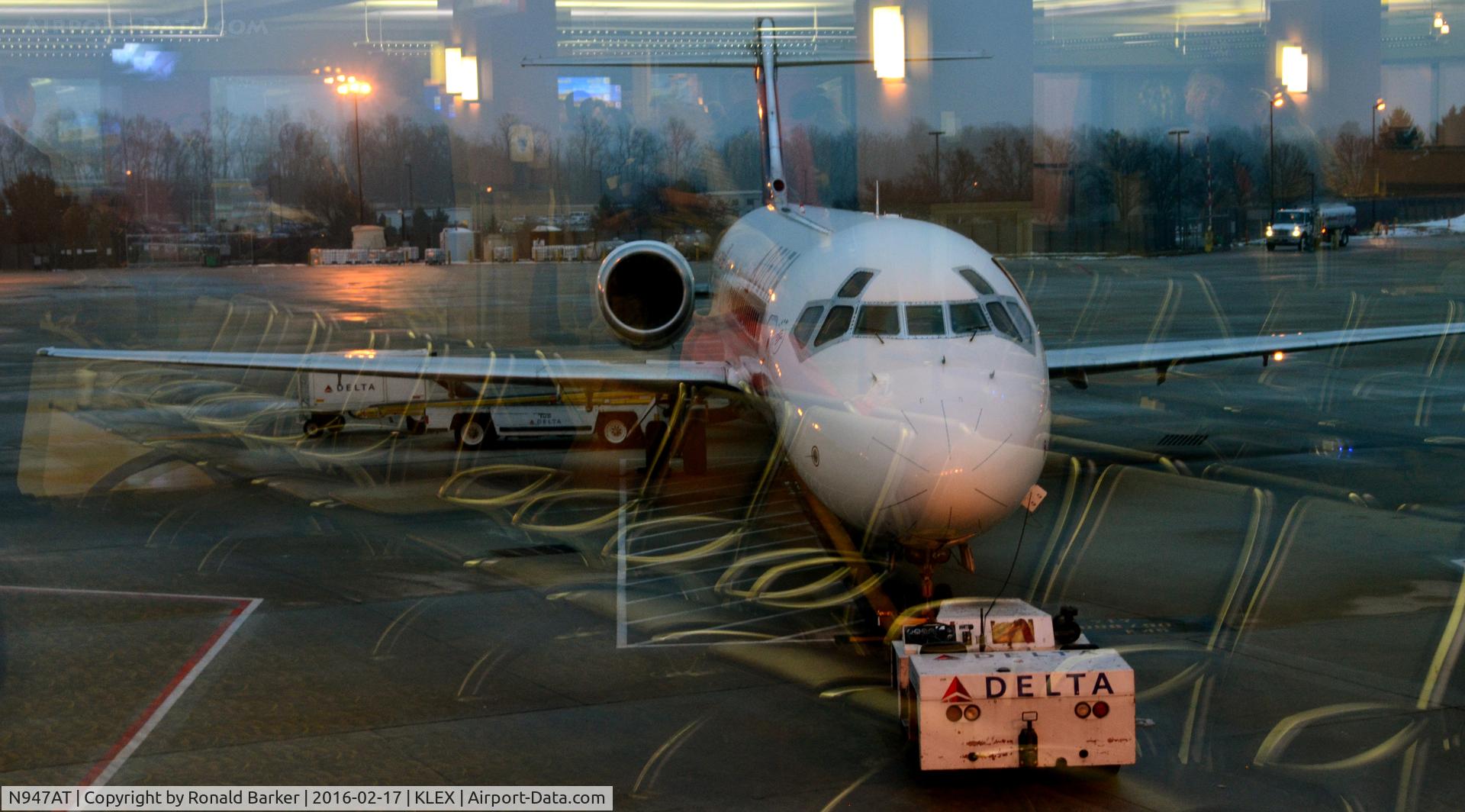 N947AT, 1999 Boeing 717-200 C/N 55010, At t he gate Lexington