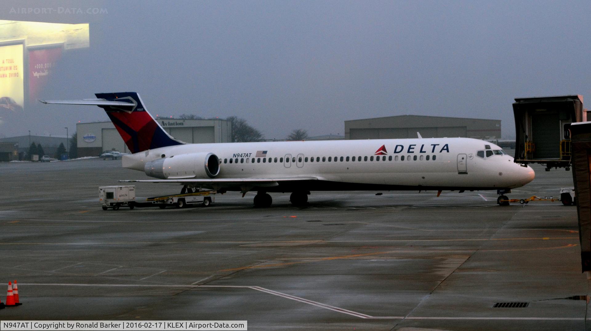 N947AT, 1999 Boeing 717-200 C/N 55010, At the gate Lexington