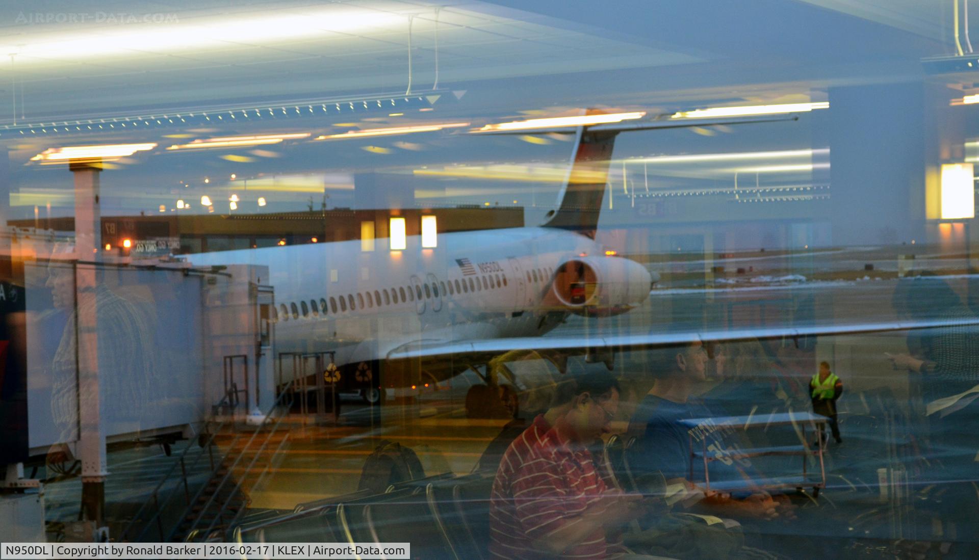 N950DL, 1990 McDonnell Douglas MD-88 C/N 49881, At the gate Lexington