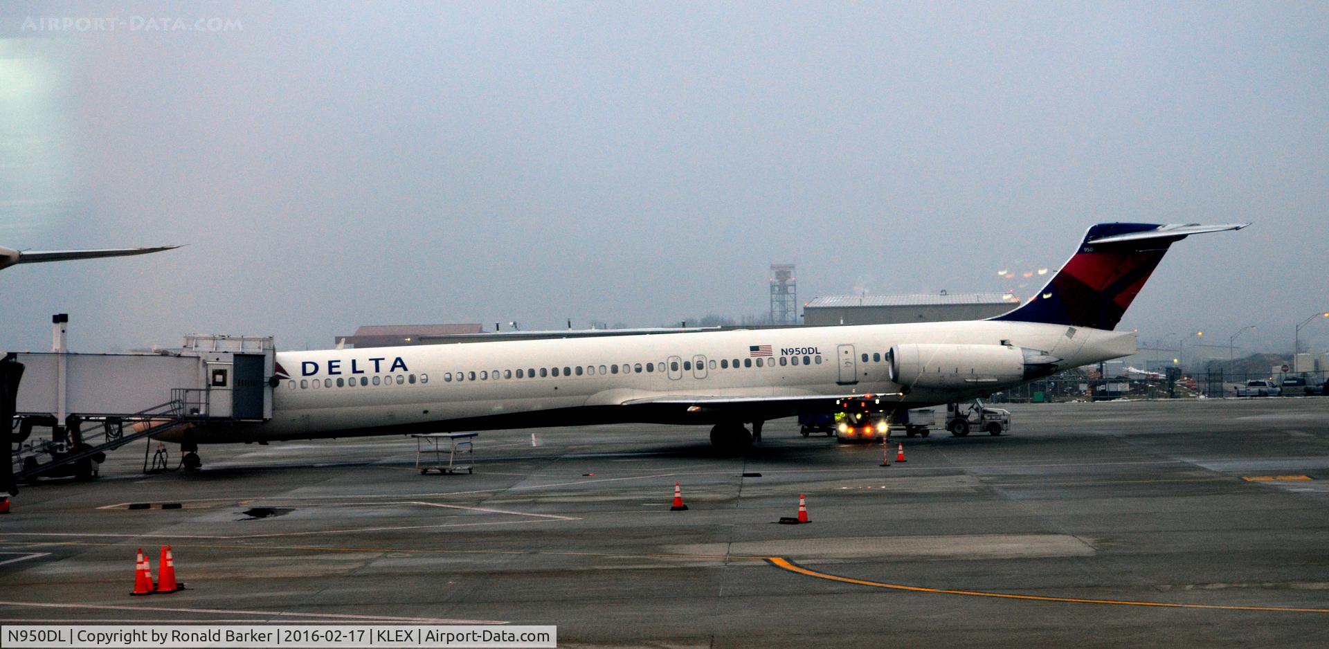 N950DL, 1990 McDonnell Douglas MD-88 C/N 49881, At the gate Lexington