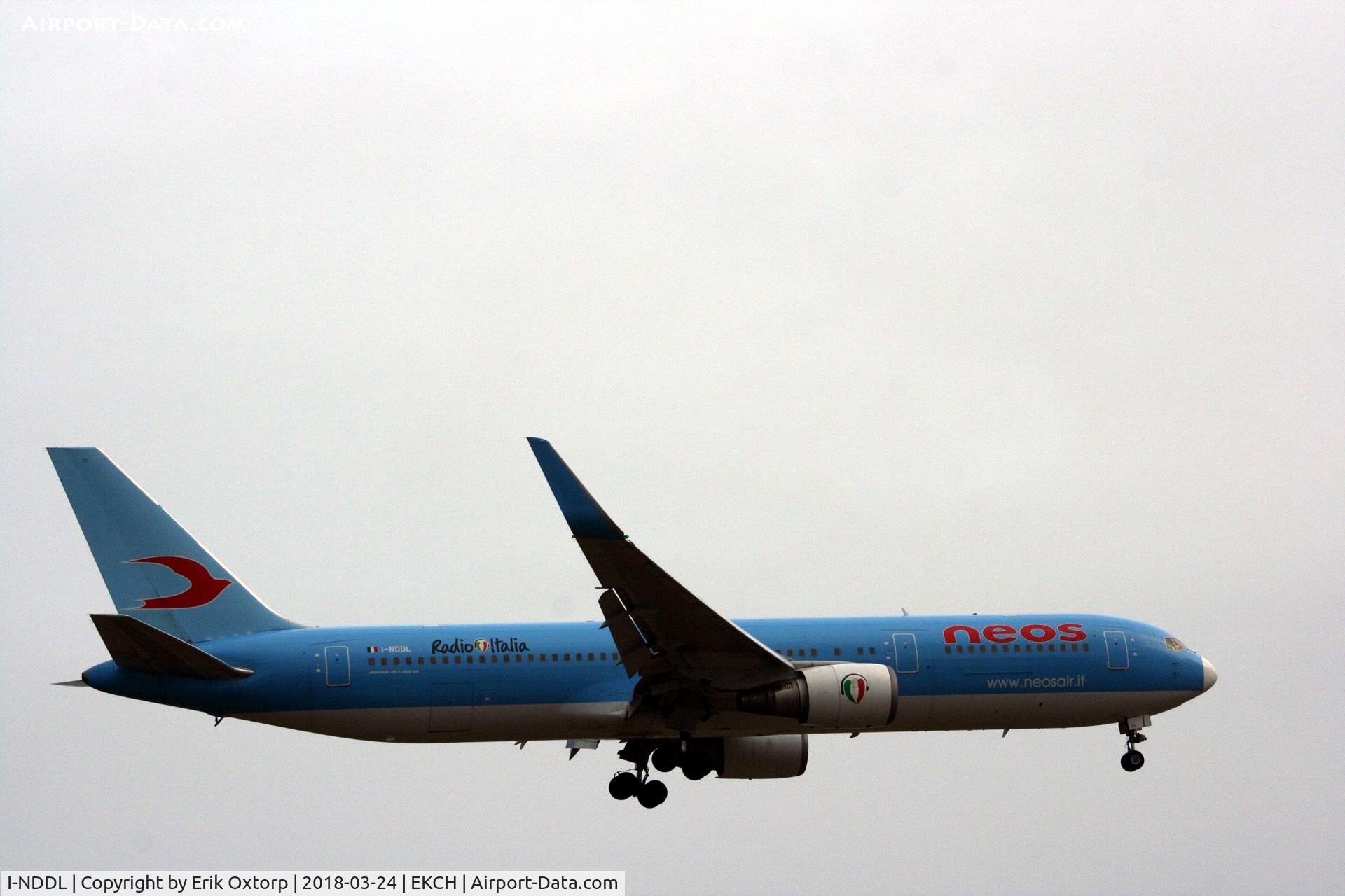 I-NDDL, 1995 Boeing 767-324 C/N 27568, I-NDDL landing rw 22L