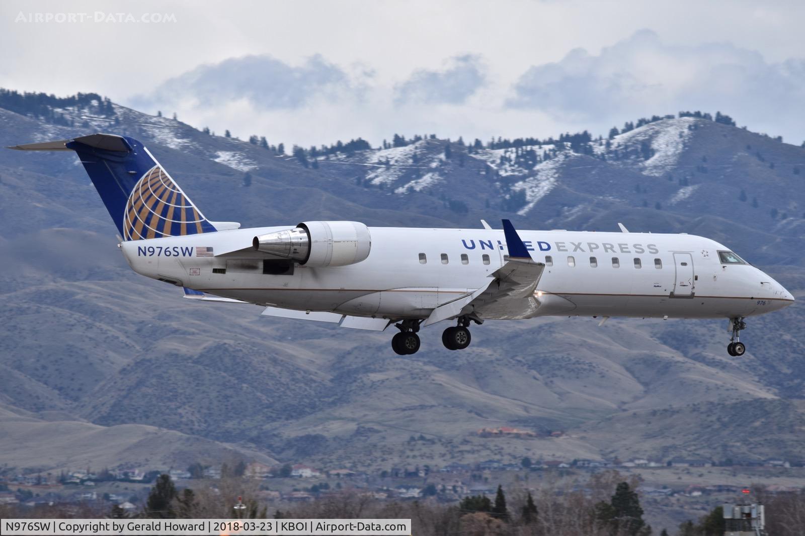 N976SW, 2004 Bombardier CRJ-100ER (CL-600-2B19) C/N 7952, Landing RWY 10R.