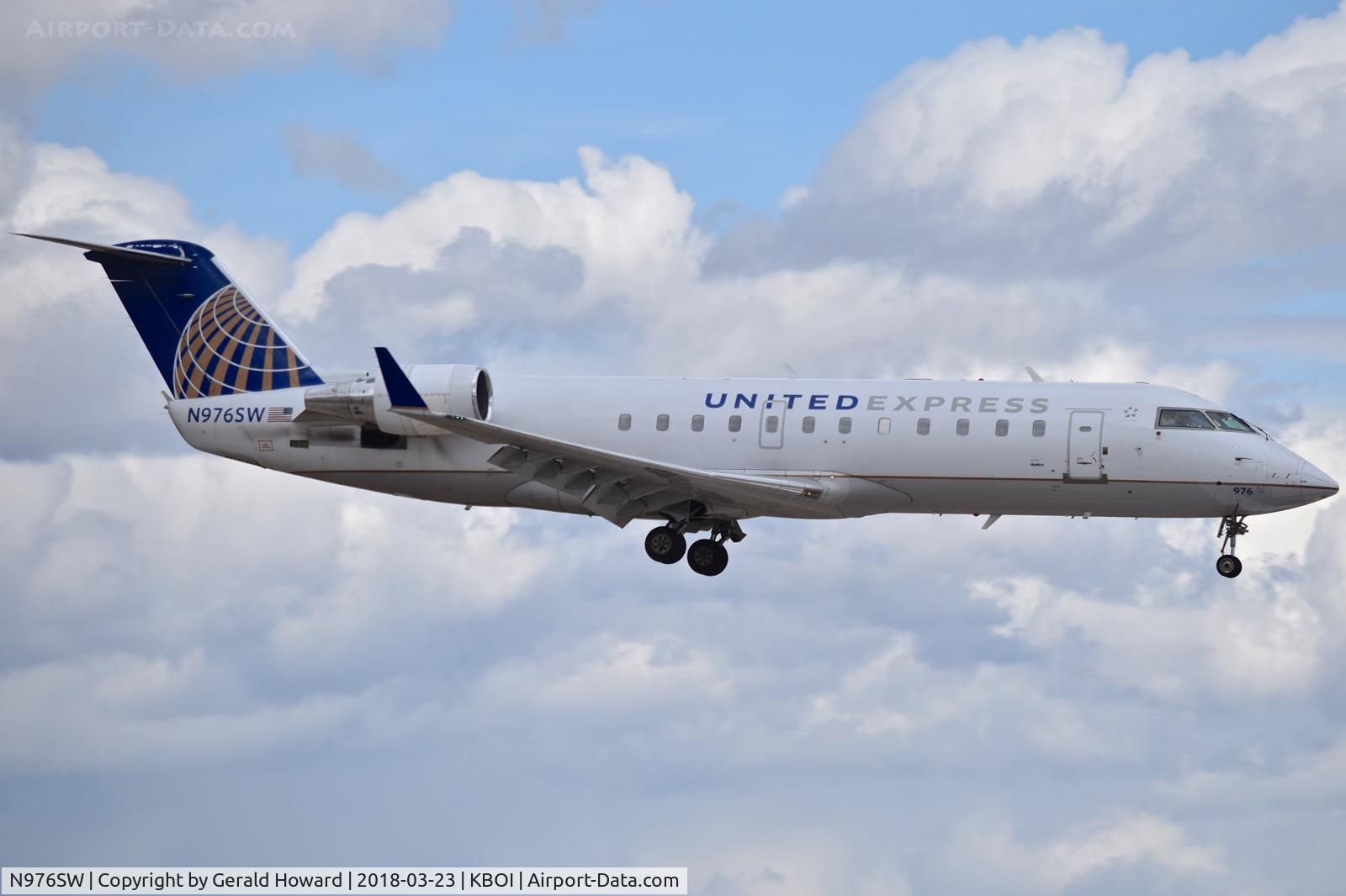 N976SW, 2004 Bombardier CRJ-100ER (CL-600-2B19) C/N 7952, On final for RWY 10R.