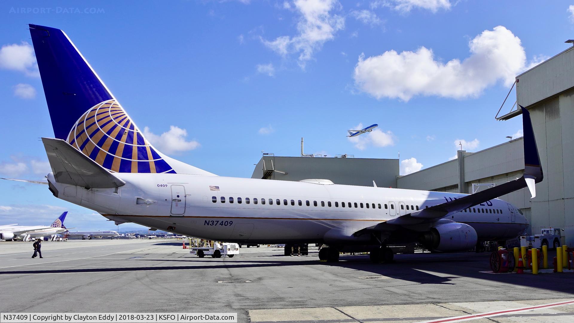 N37409, 2001 Boeing 737-924 C/N 30126, SFO 2018.
