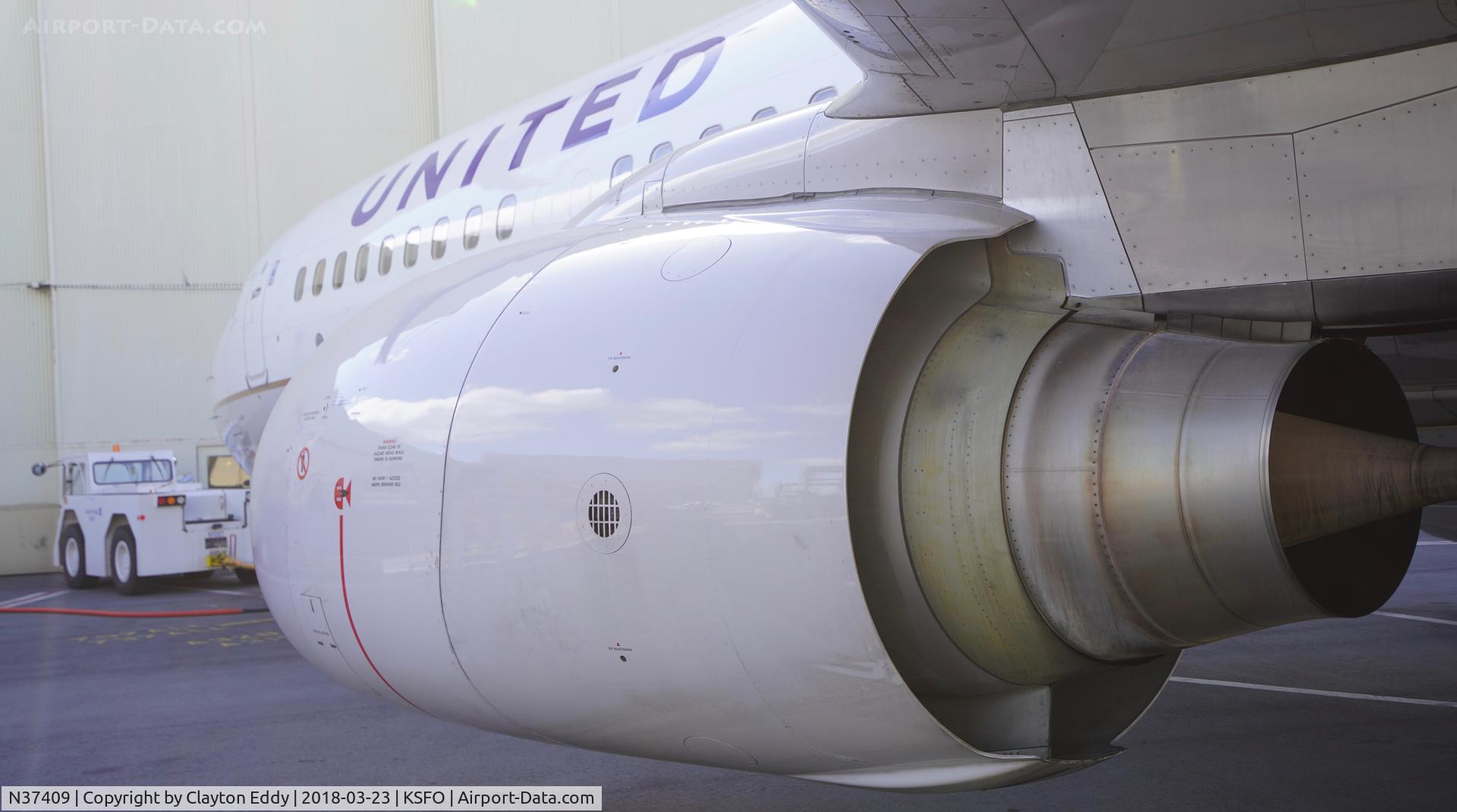 N37409, 2001 Boeing 737-924 C/N 30126, SFO 2018.