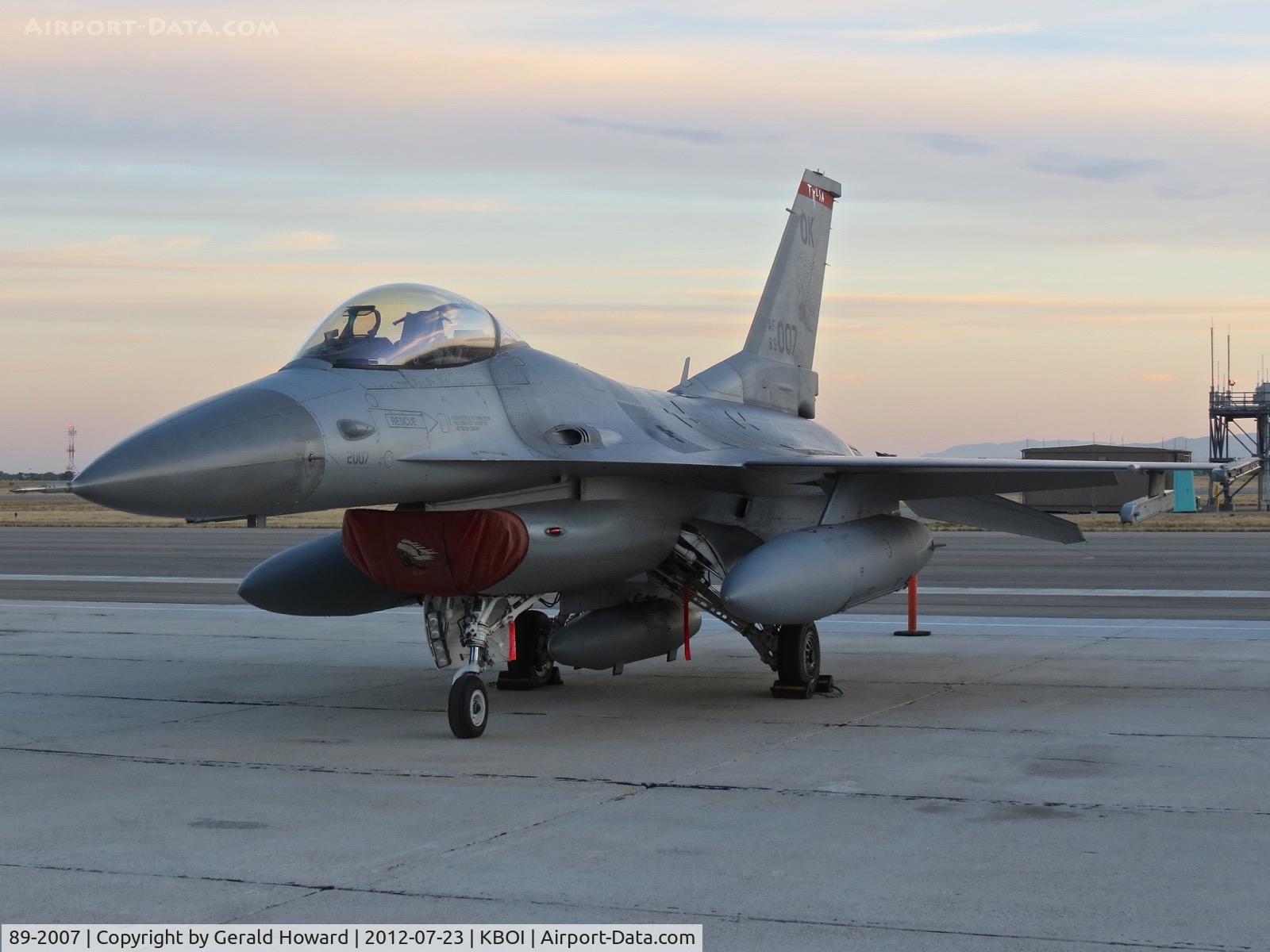 89-2007, 1989 General Dynamics F-16CM Fighting Falcon C/N 1C-160, Parked on the south GA ramp. 138th FW, OK ANG.