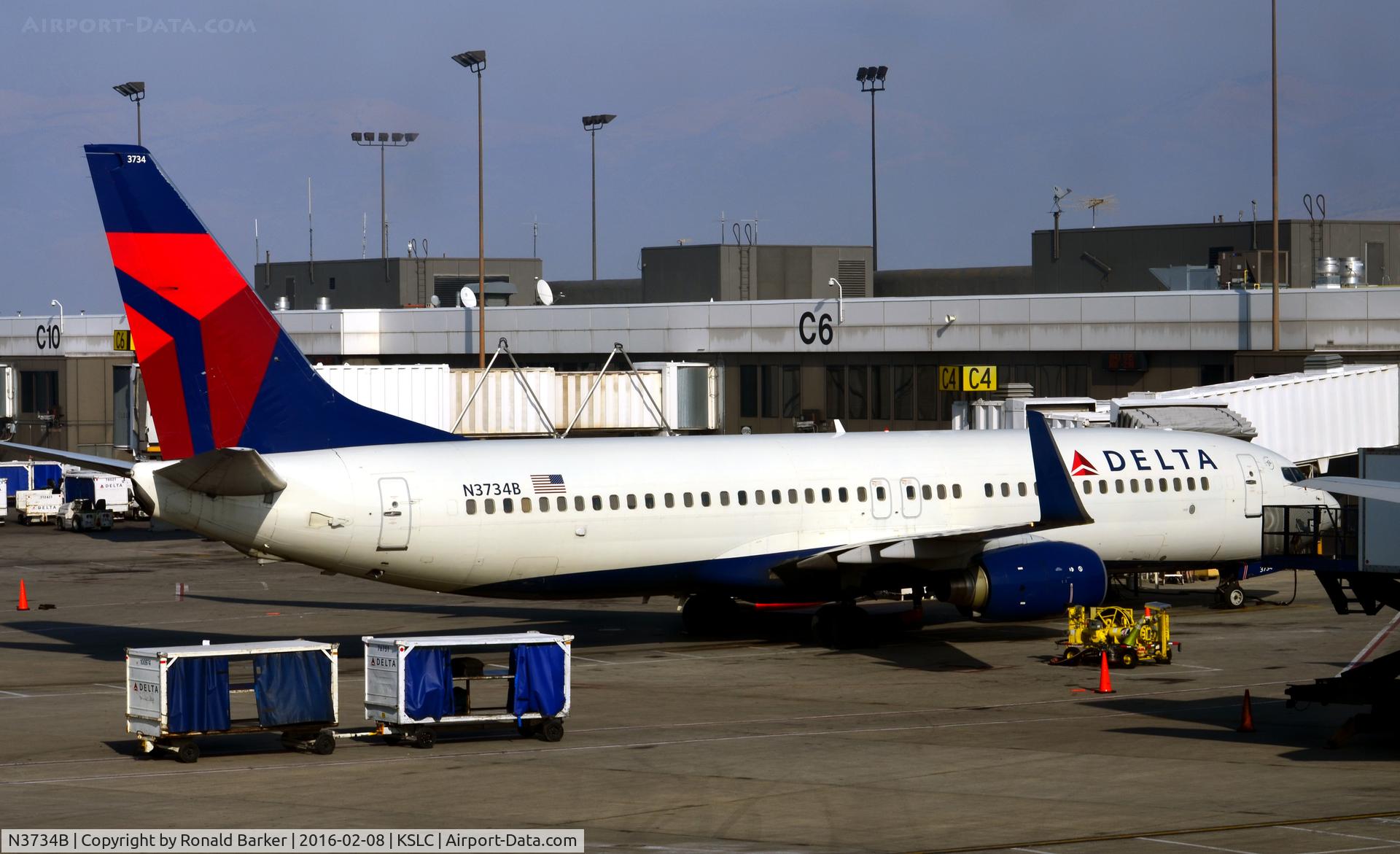N3734B, 2000 Boeing 737-832 C/N 30776, Gate C4 SLC
