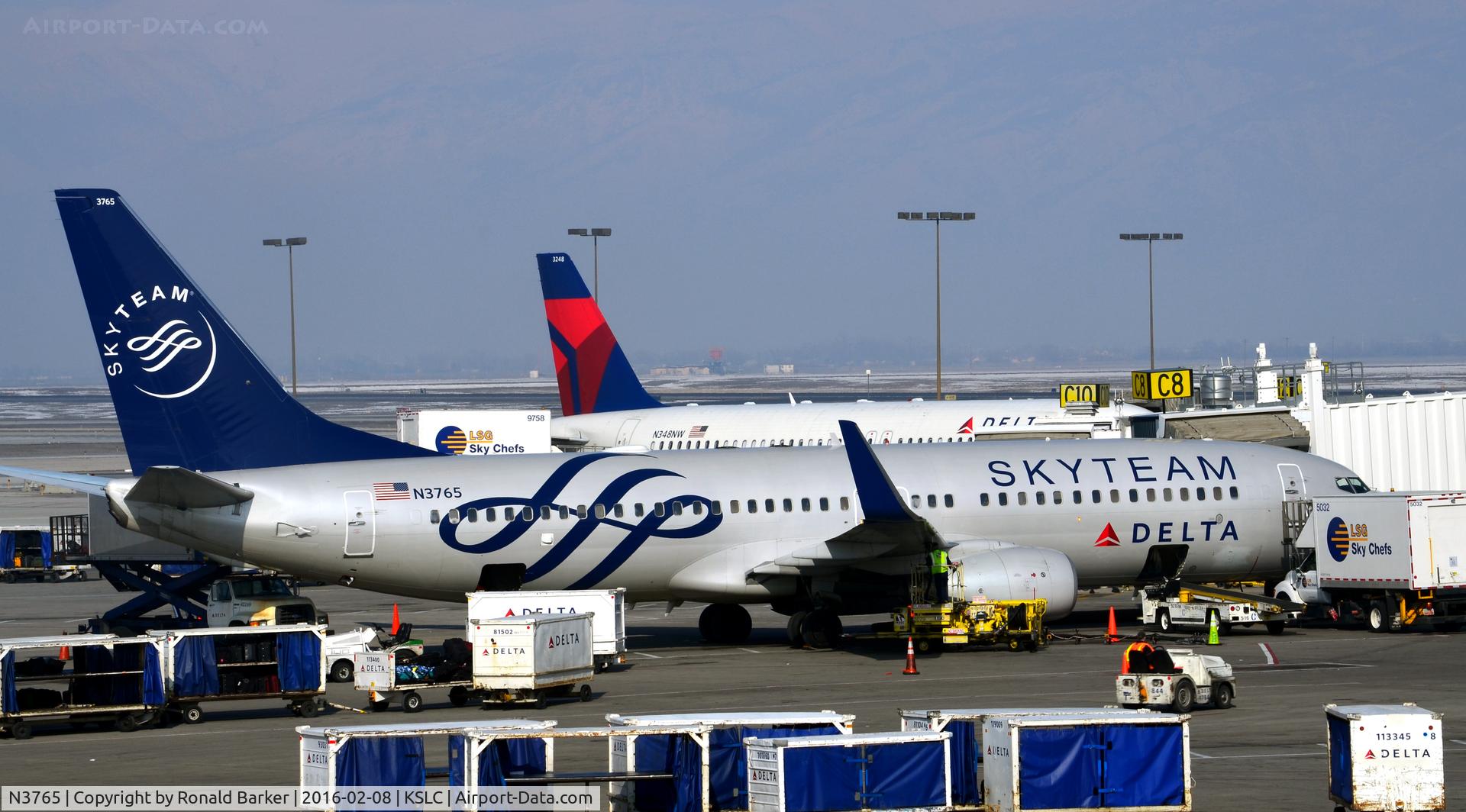 N3765, 2001 Boeing 737-832 C/N 30819, Gate C8 SLC