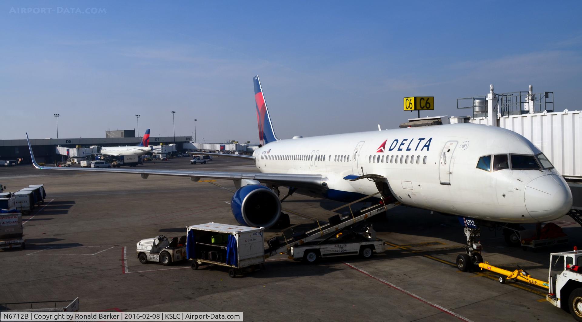 N6712B, 2000 Boeing 757-232 C/N 30484, Gate C6 SLC