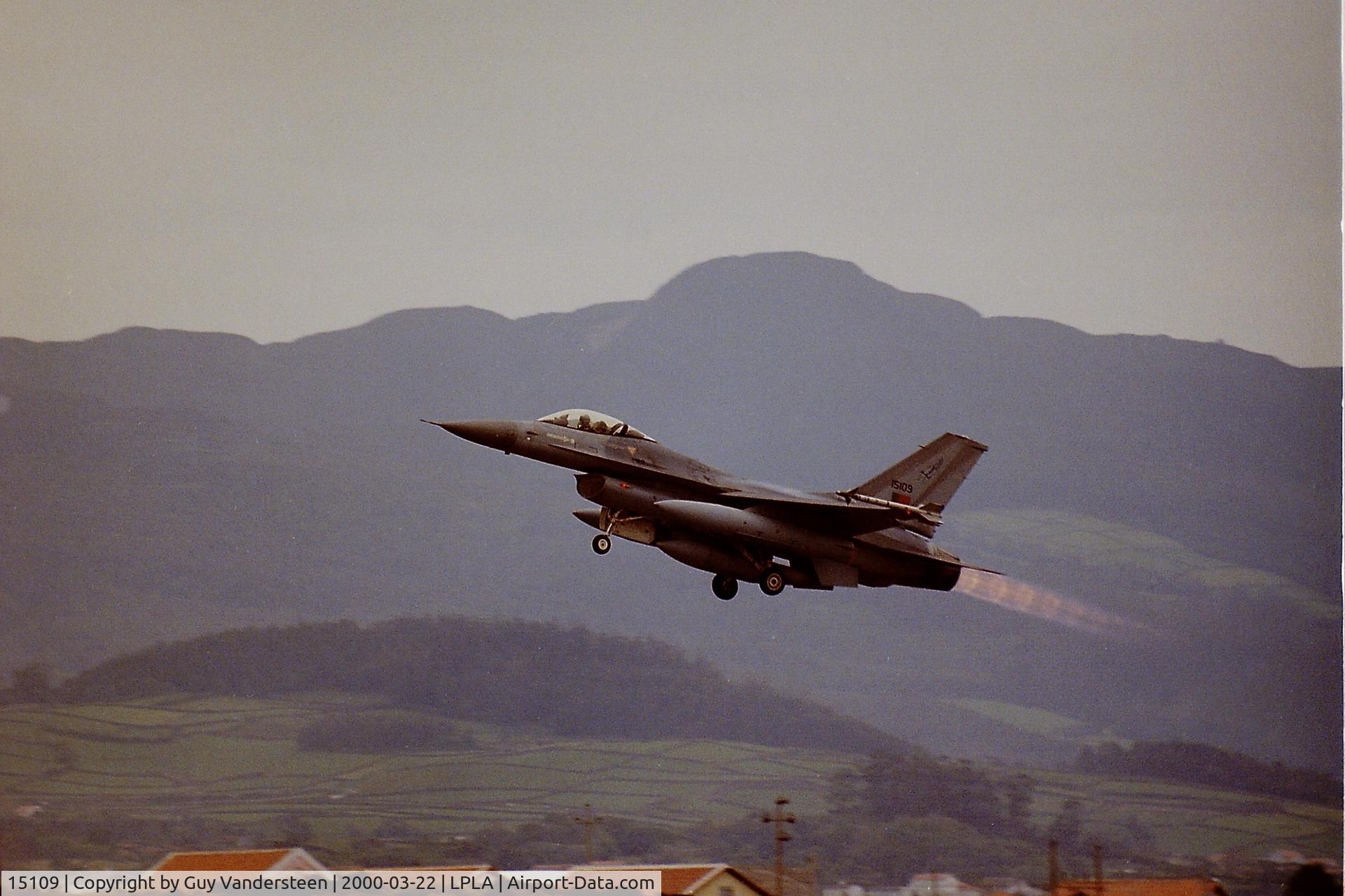 15109, Lockheed F-16A Fighting Falcon C/N AA-09, PoAF F-16A 15109 take off at Lajes Airfield en route to Red Flag 2000-3