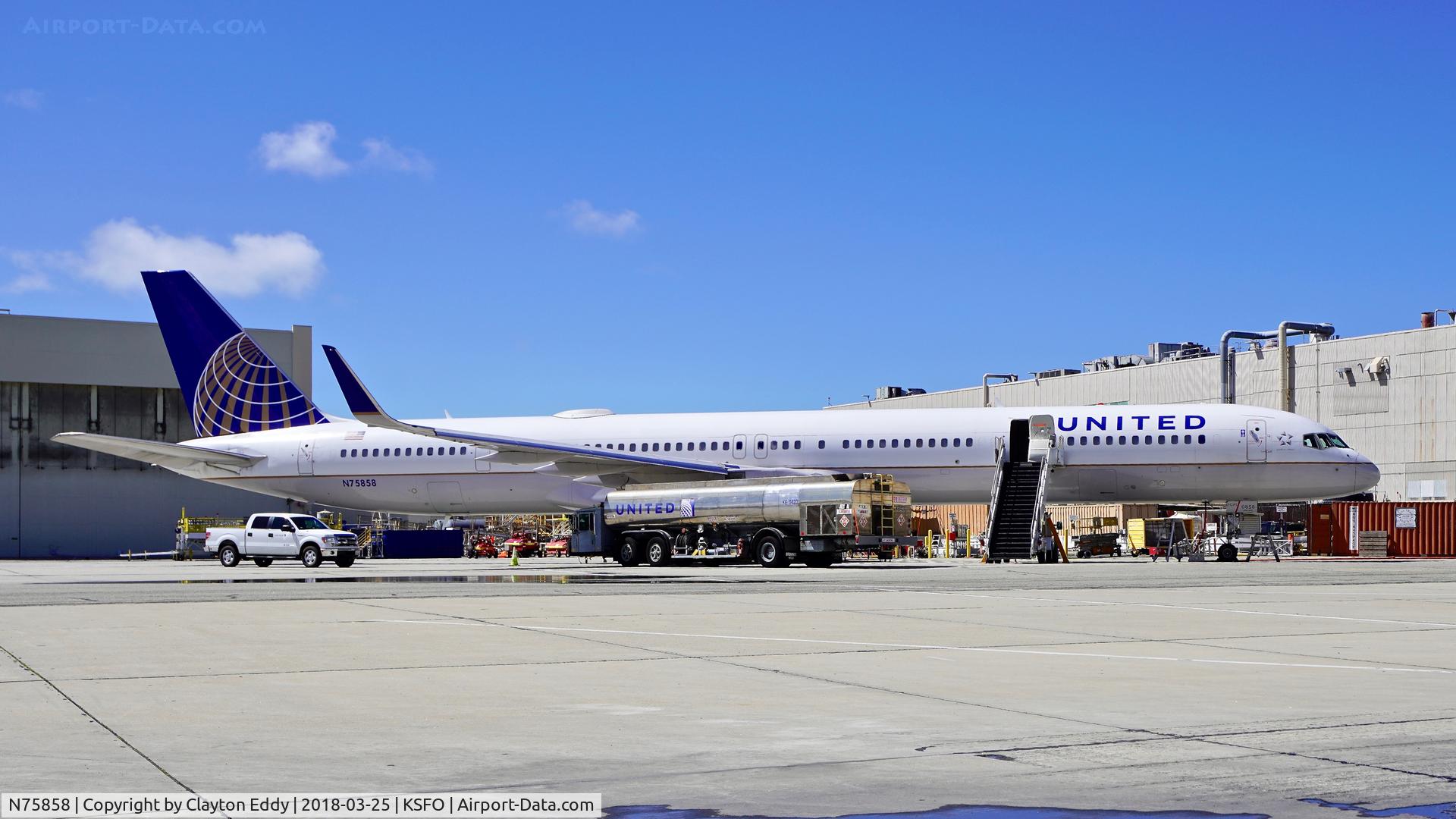 N75858, 2004 Boeing 757-324 C/N 32817, SFO 2018.