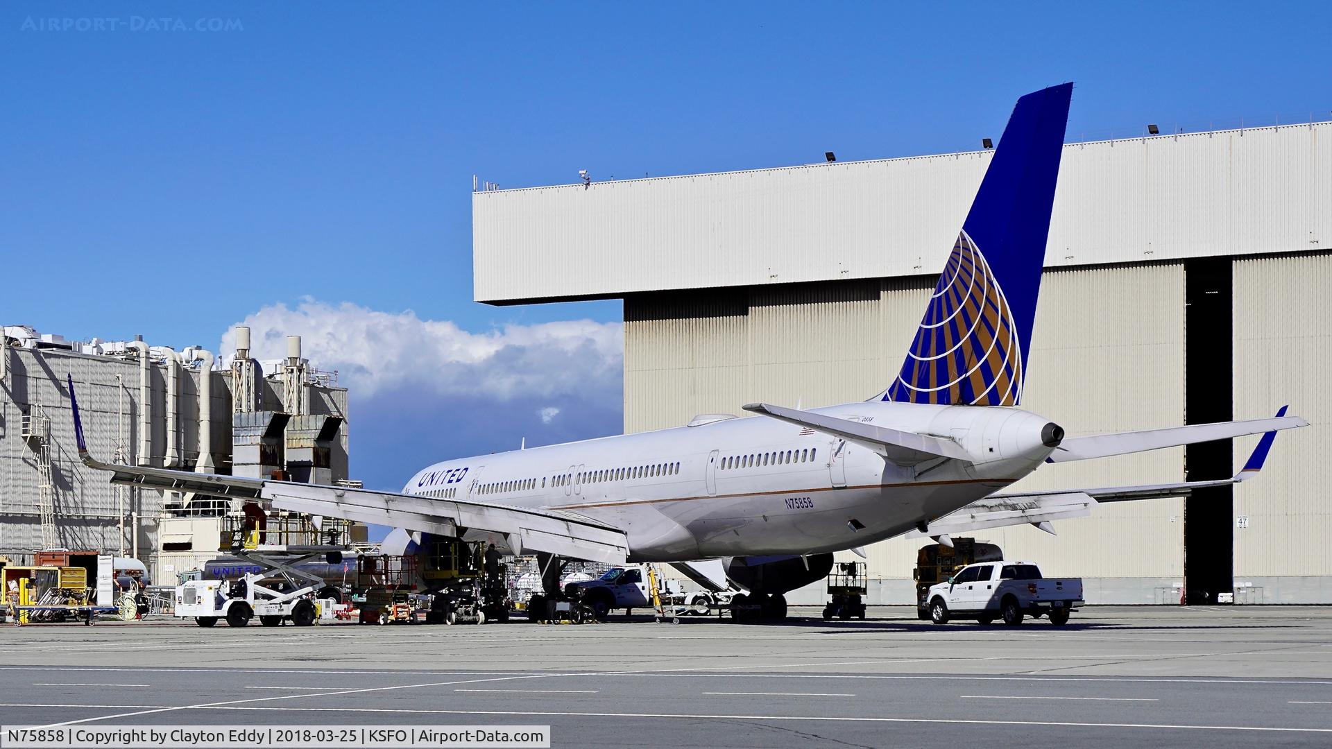 N75858, 2004 Boeing 757-324 C/N 32817, SFO 2018.