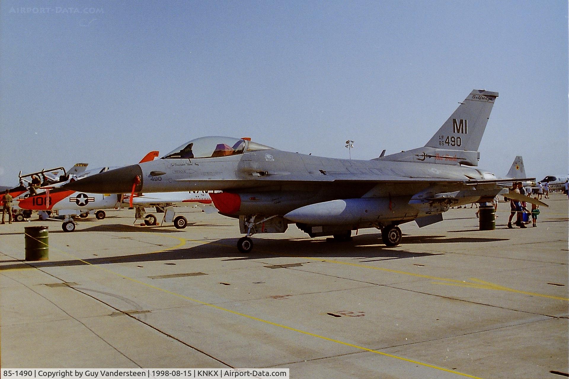 85-1490, 1985 General Dynamics F-16C Fighting Falcon C/N 5C-270, Miramar MCAS Airshow 1998