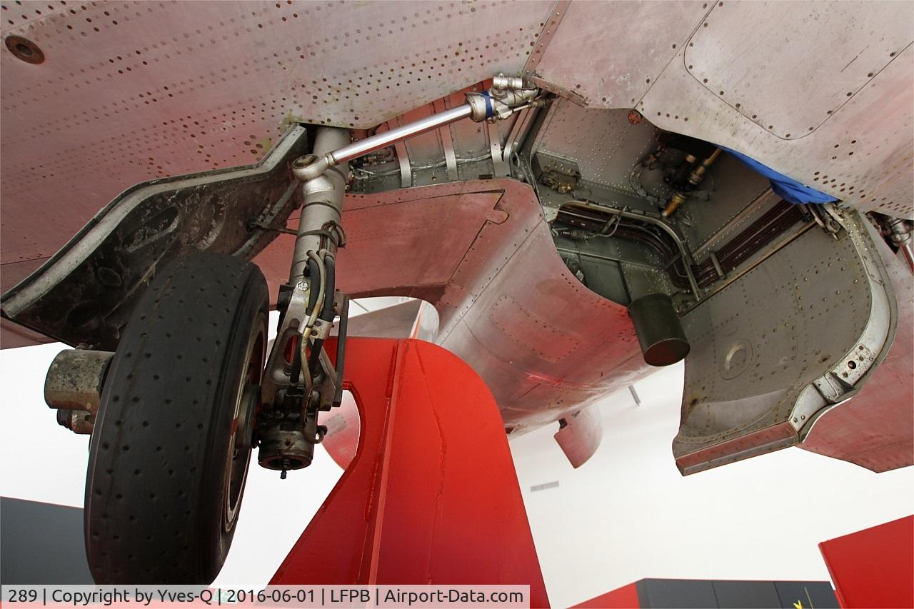 289, Dassault MD-454 Mystere IVA C/N 105, Dassault MD-454 Mystere IVA, Main landing gear close up view, Air & Space Museum Paris-Le Bourget Airport (LFPB-LBG)
