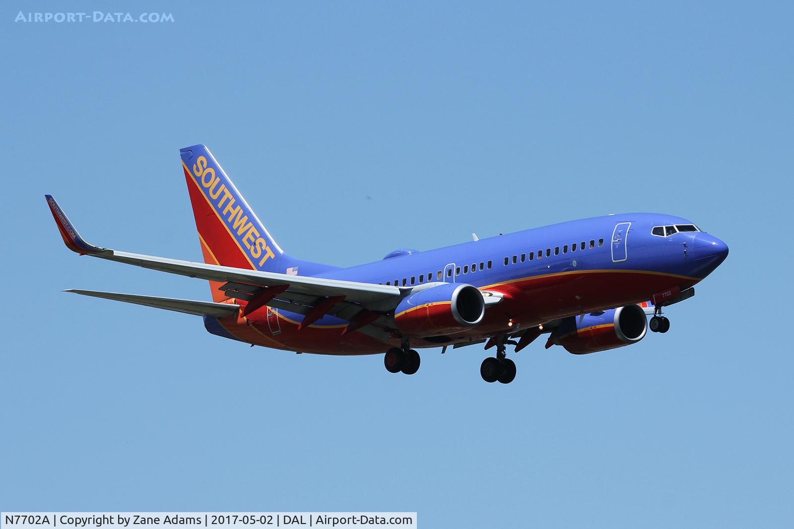 N7702A, 2004 Boeing 737-7BD C/N 33917, Arriving at Dallas Love Field