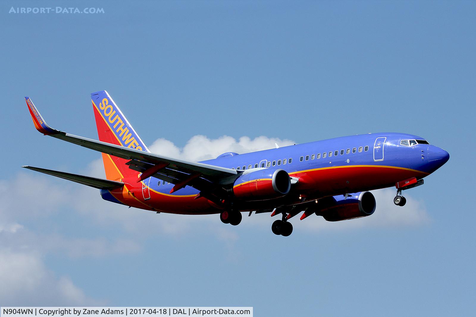 N904WN, 2008 Boeing 737-7H4 C/N 36616, Arriving at Dallas Love Field