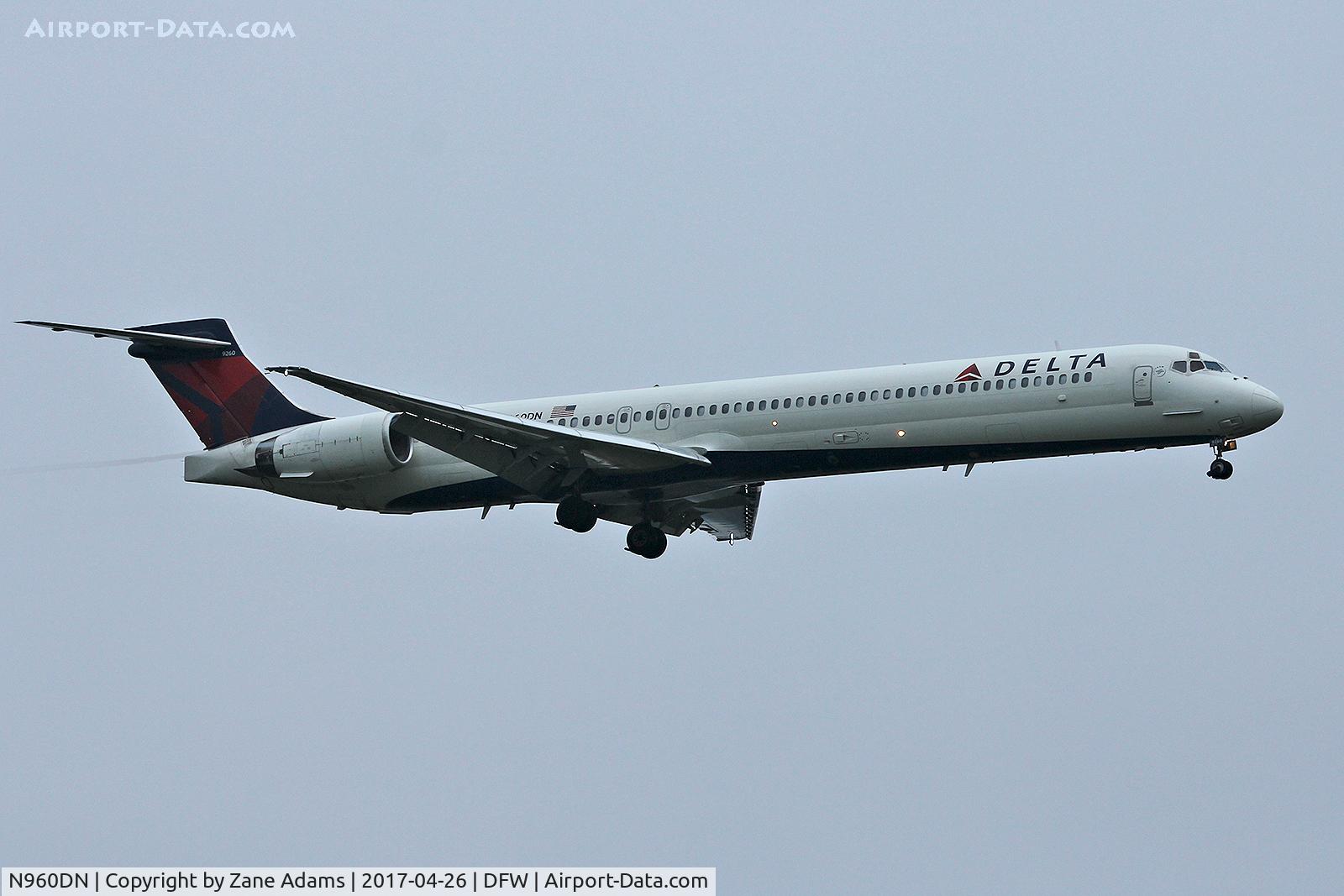N960DN, 1998 McDonnell Douglas MD-90-30 C/N 53530, Arriving at DFW Airport