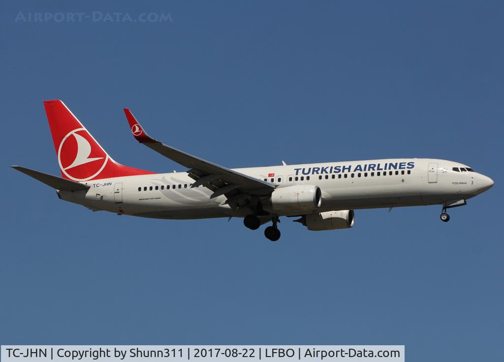 TC-JHN, 2012 Boeing 737-8F2 C/N 40981, Landing rwy 14R