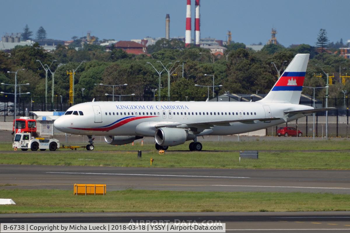 B-6738, 2010 Airbus A320-214 C/N 4507, At Mascot