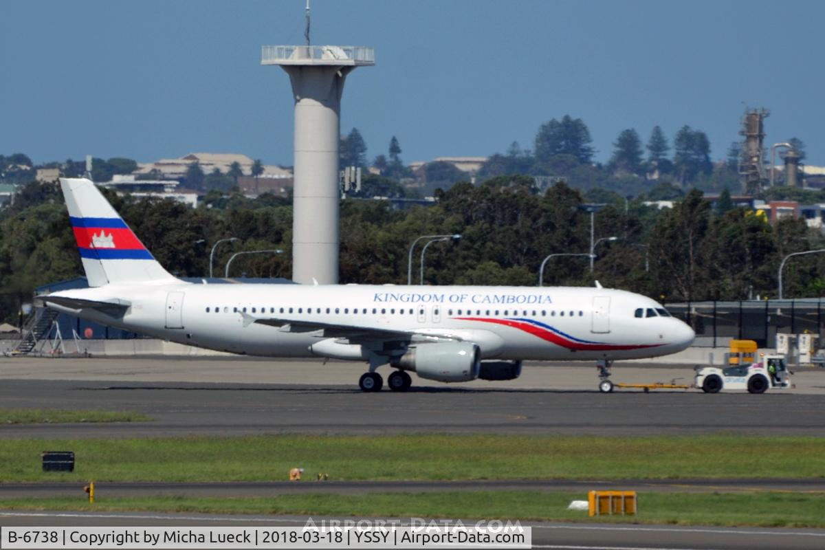 B-6738, 2010 Airbus A320-214 C/N 4507, At Mascot
