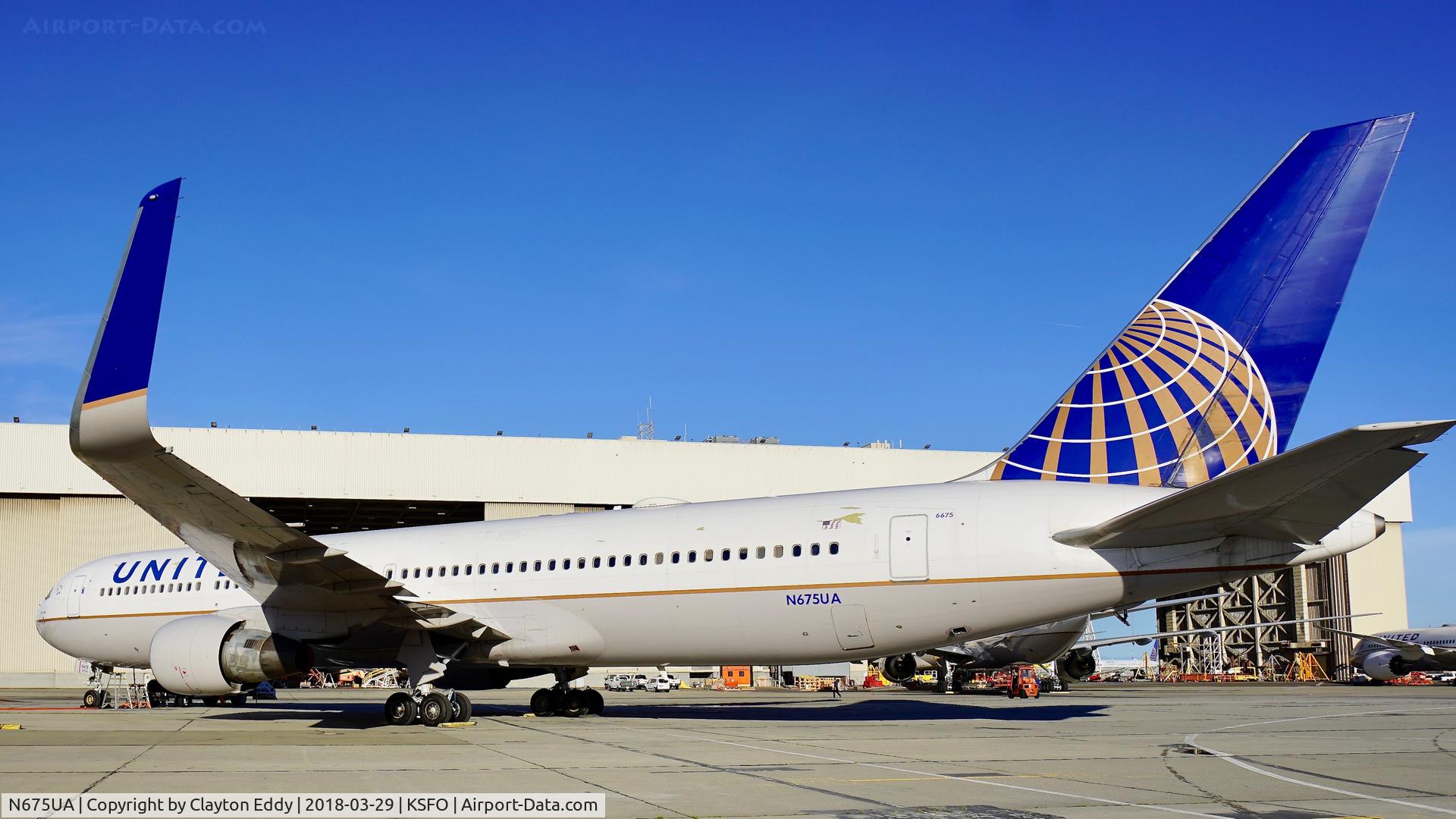 N675UA, 2000 Boeing 767-322 C/N 29243, SFO 2018.