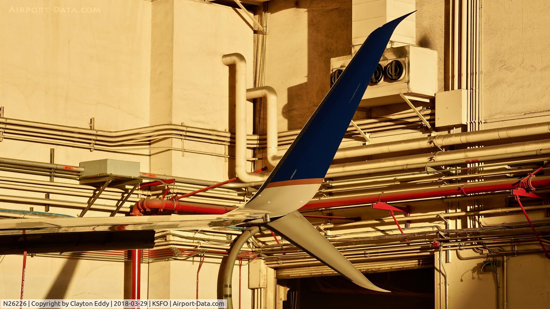 N26226, 1998 Boeing 737-824 C/N 28935, Winglet. SFO. 2018.