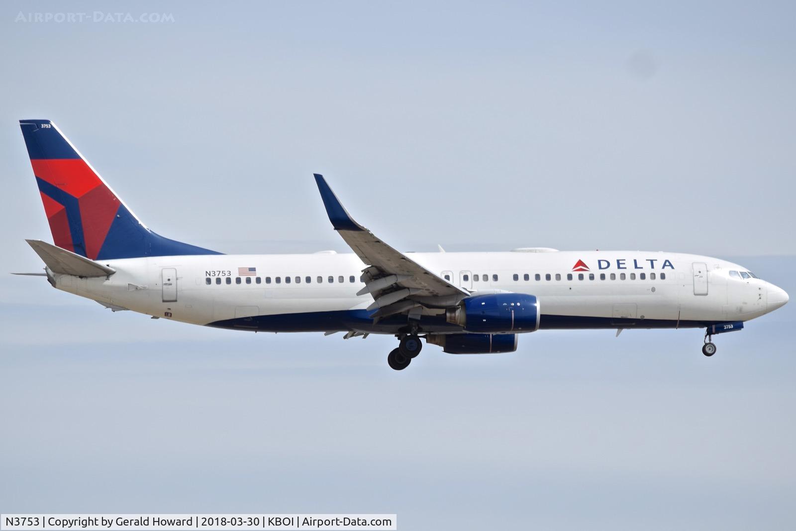 N3753, 2001 Boeing 737-832 C/N 32626, On approach for RWY 10L.