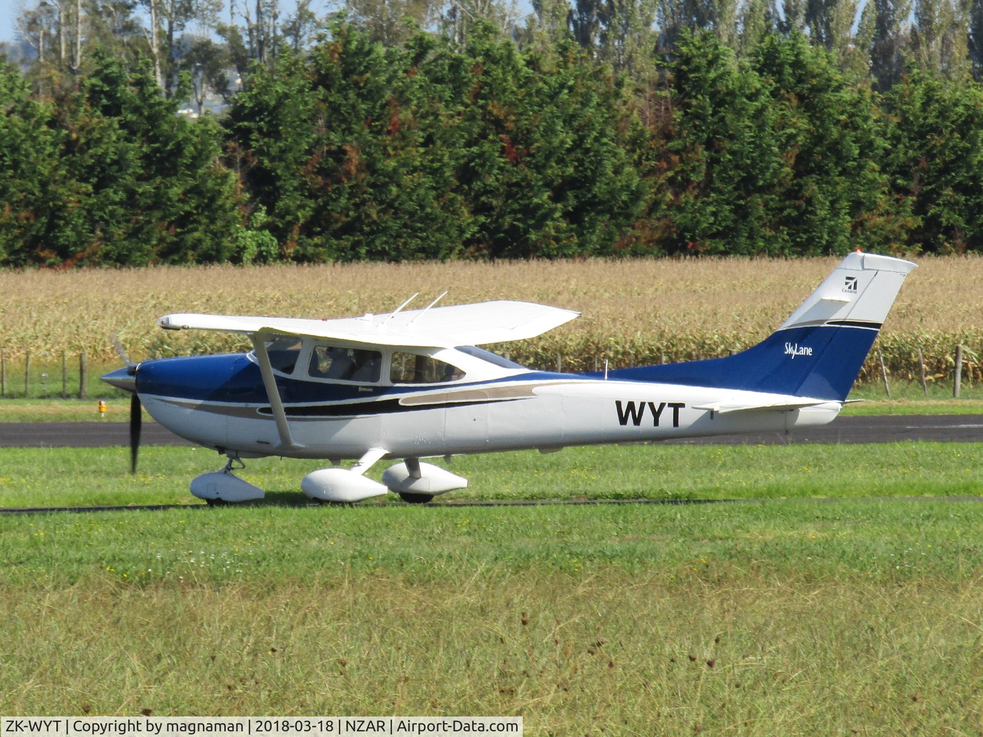 ZK-WYT, 2004 Cessna 182T Skylane C/N 18281332, taxying for departure from Ardmore