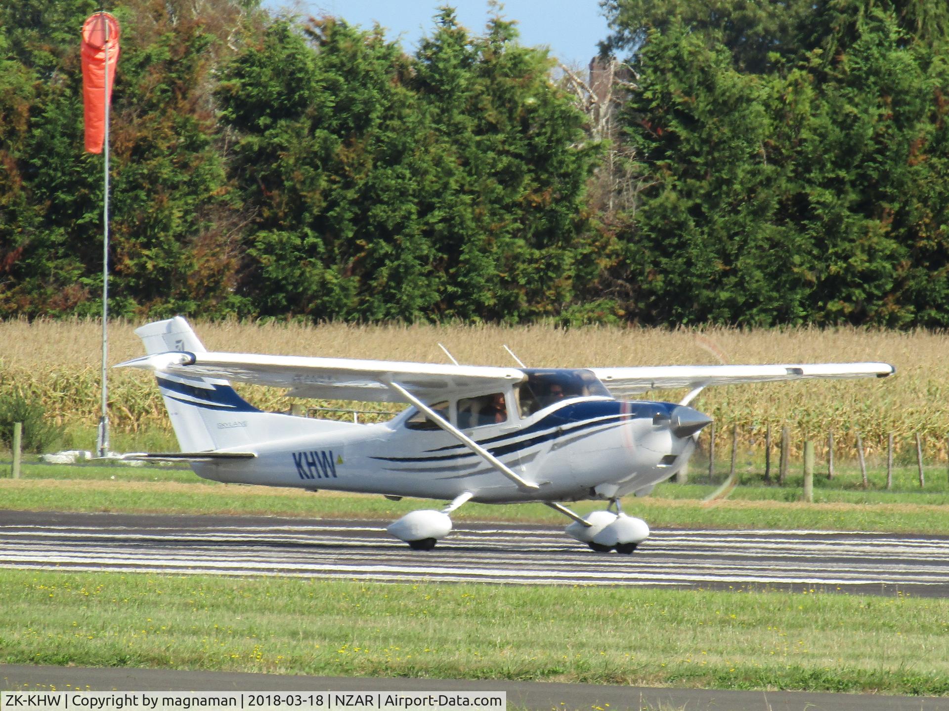 ZK-KHW, 2005 Cessna 182T Skylane C/N 18281680, lining up