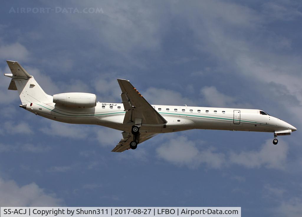 S5-ACJ, 1999 Embraer EMB-145LU (ERJ-145LU) C/N 145135, Landing rwy 14R