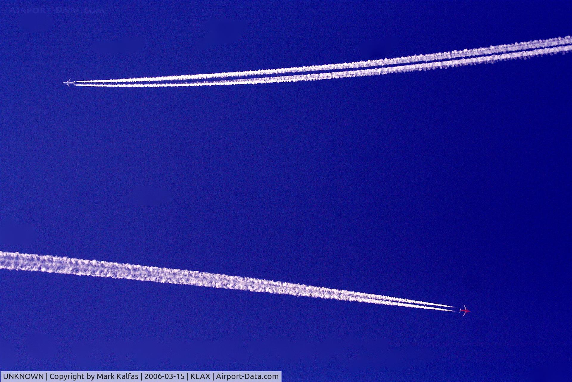 UNKNOWN, Contrails Various C/N Unknown, Alaska and Southwest crossing paths North and South bound over KLAX