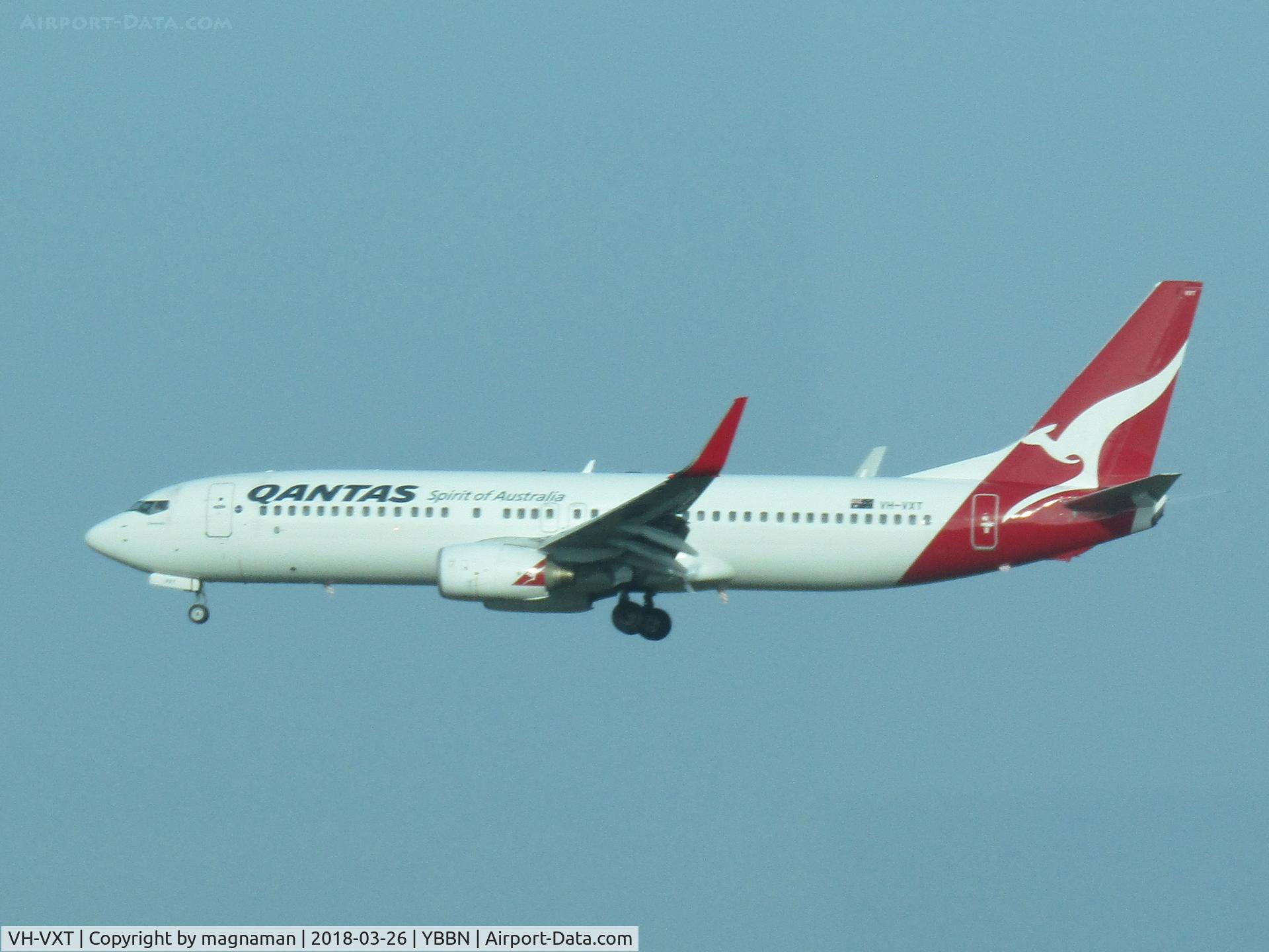 VH-VXT, 2003 Boeing 737-838 C/N 33760, landing at BNE