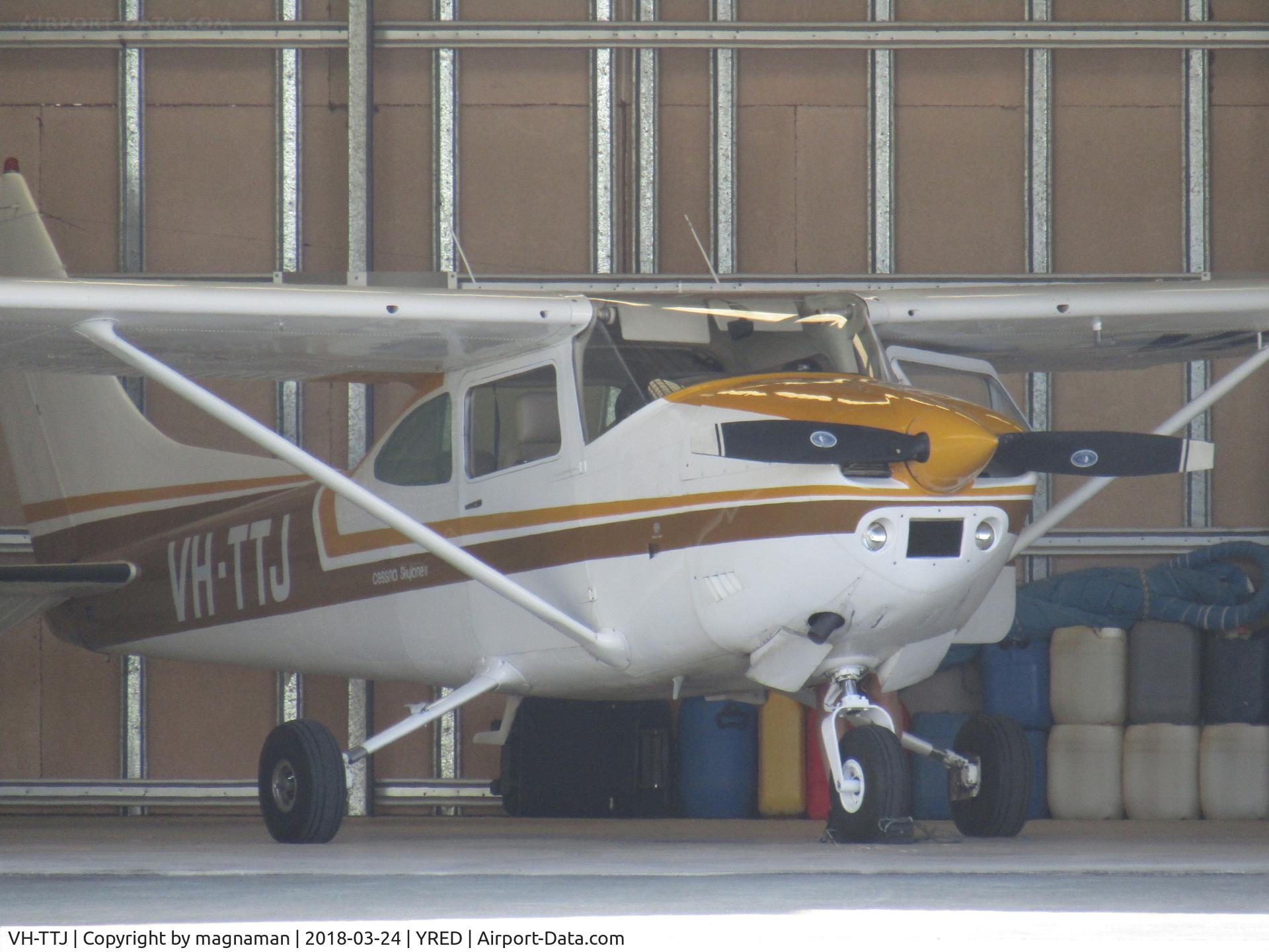 VH-TTJ, 1976 Cessna 182P Skylane C/N 18264978, snug in hnagar