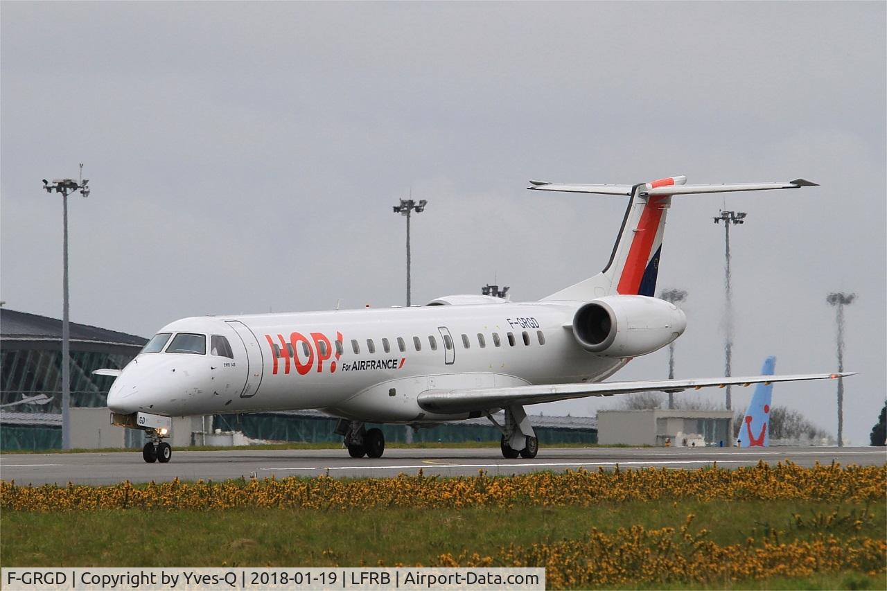 F-GRGD, 1998 Embraer EMB-145EU (ERJ-145EU) C/N 145043, Embraer ERJ-145EU, Taxiing to holding point rwy 25L, Brest-Bretagne airport (LFRB-BES)