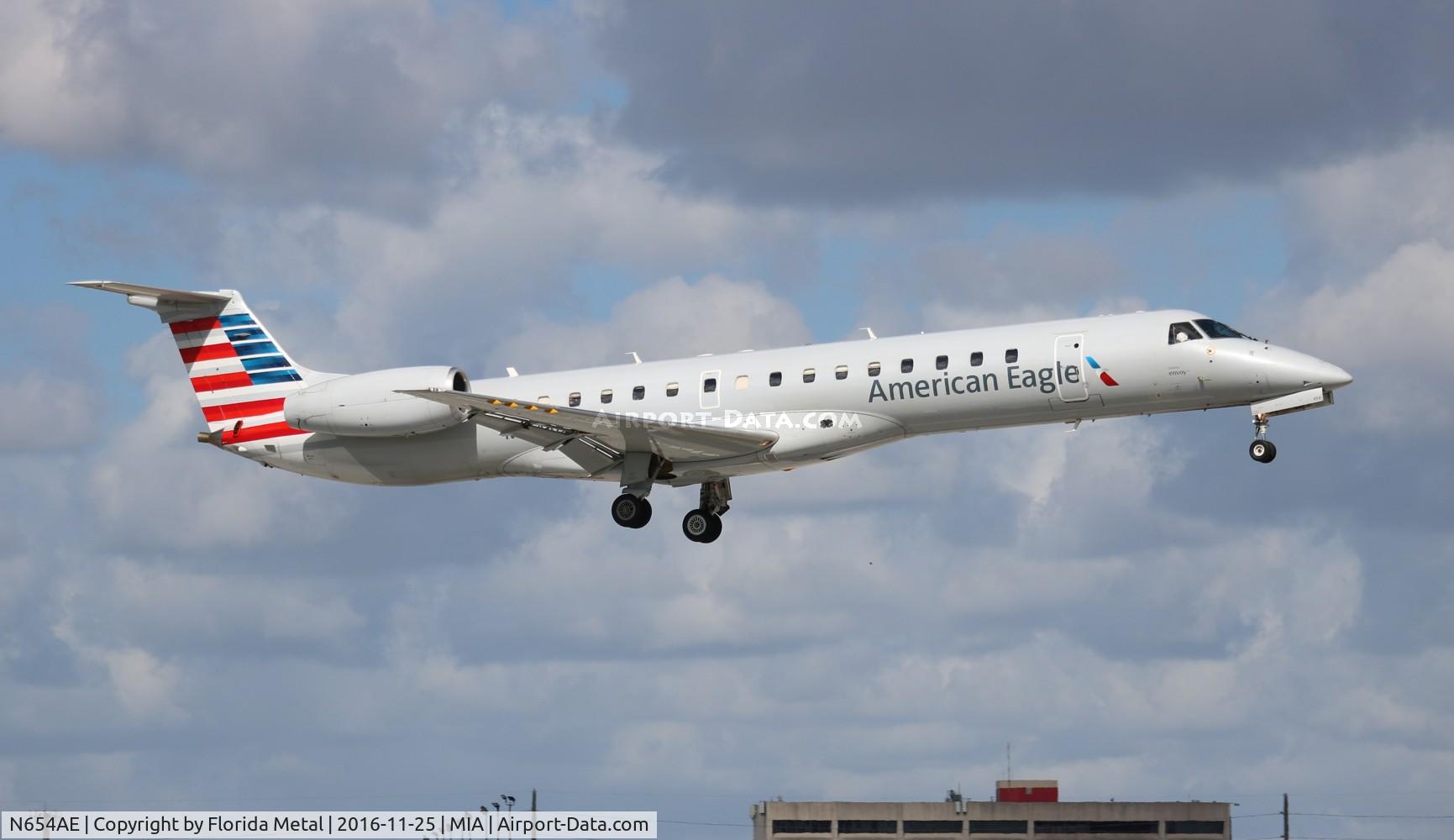 N654AE, 2001 Embraer ERJ-145LR (EMB-145LR) C/N 145437, American Eagle