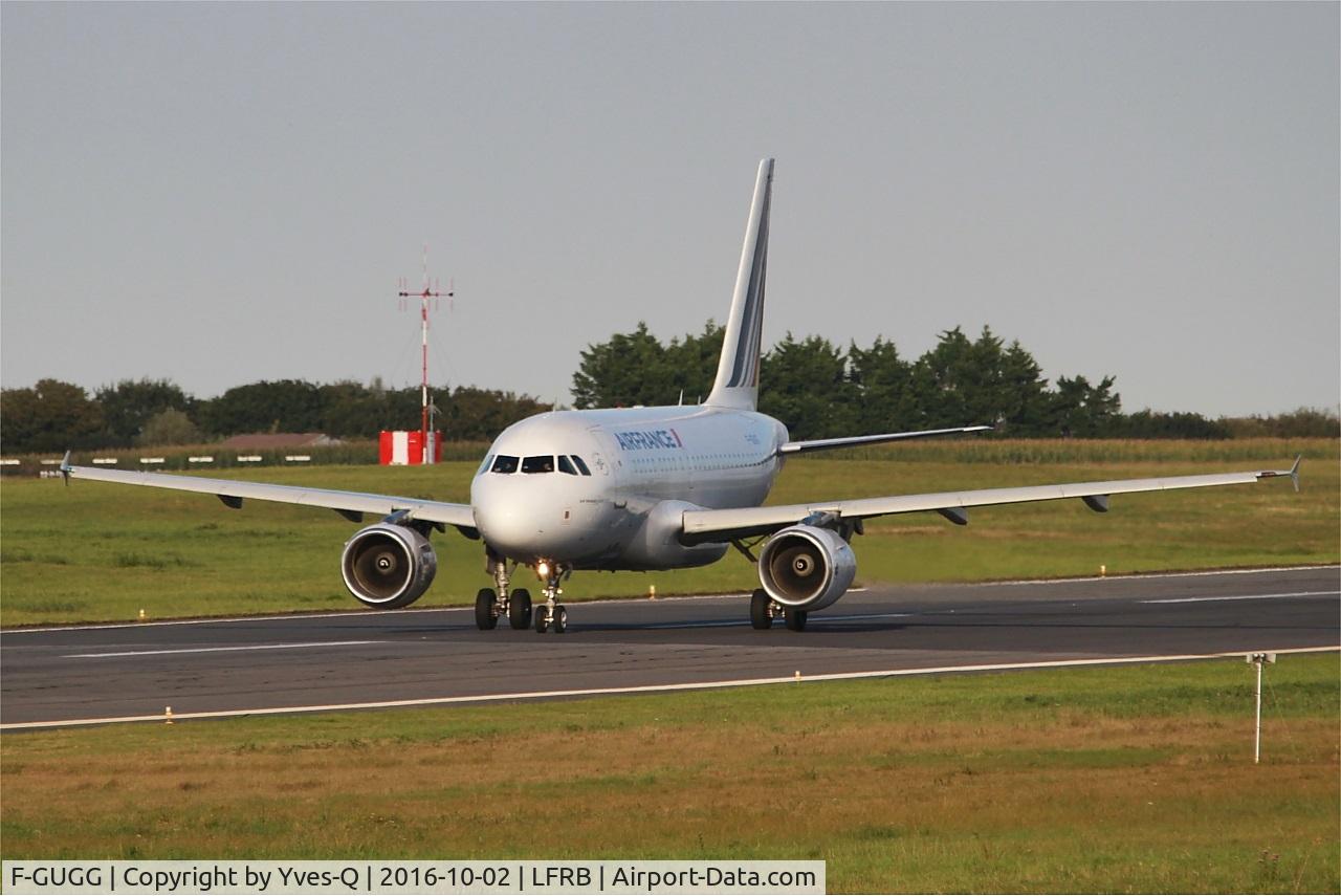 F-GUGG, 2004 Airbus A318-111 C/N 2317, Airbus A318-111, Taxiing to holding point rwy 07R, Brest-Bretagne airport (LFRB-BES)