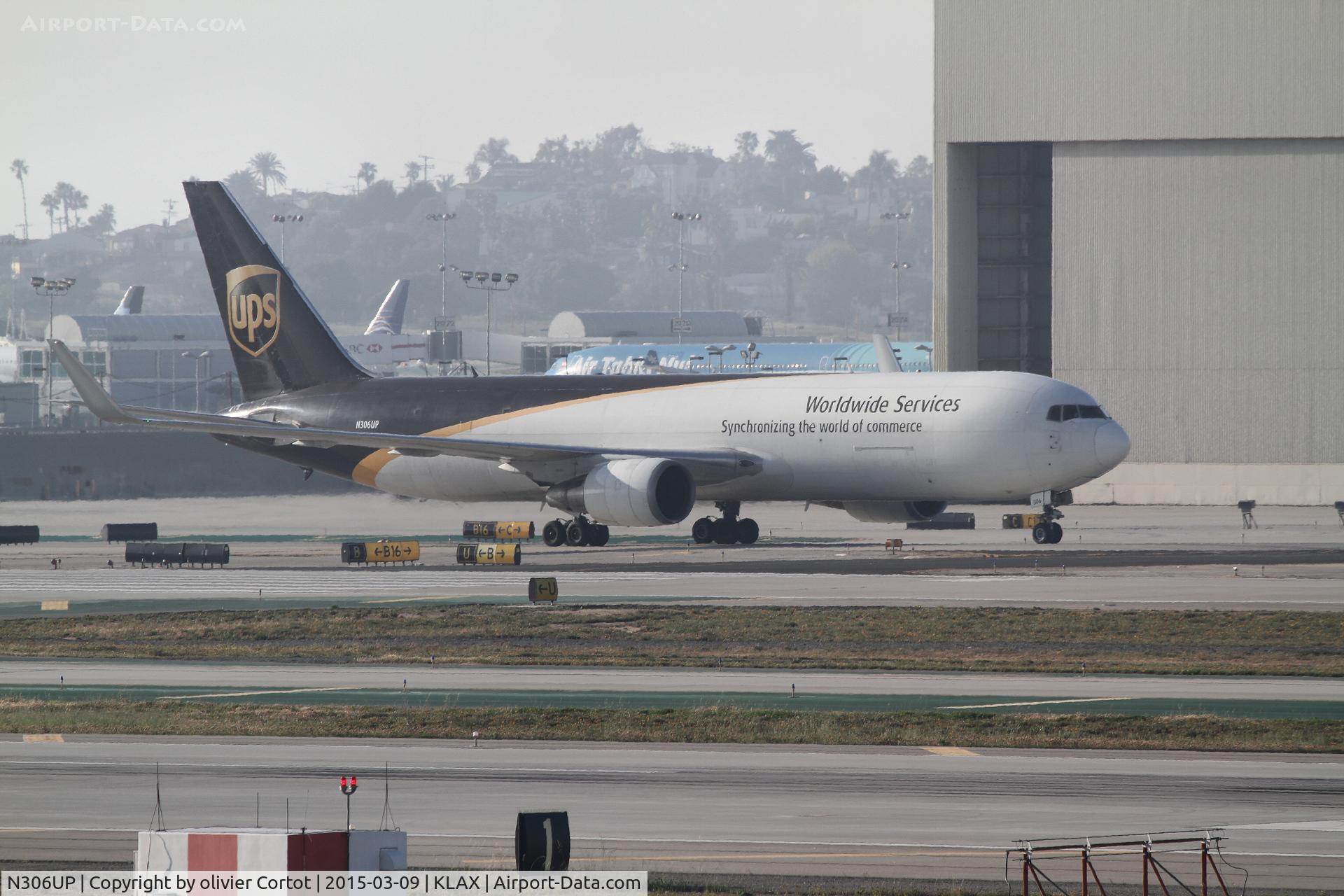 N306UP, 1996 Boeing 767-34AF C/N 27759, Los Angeles