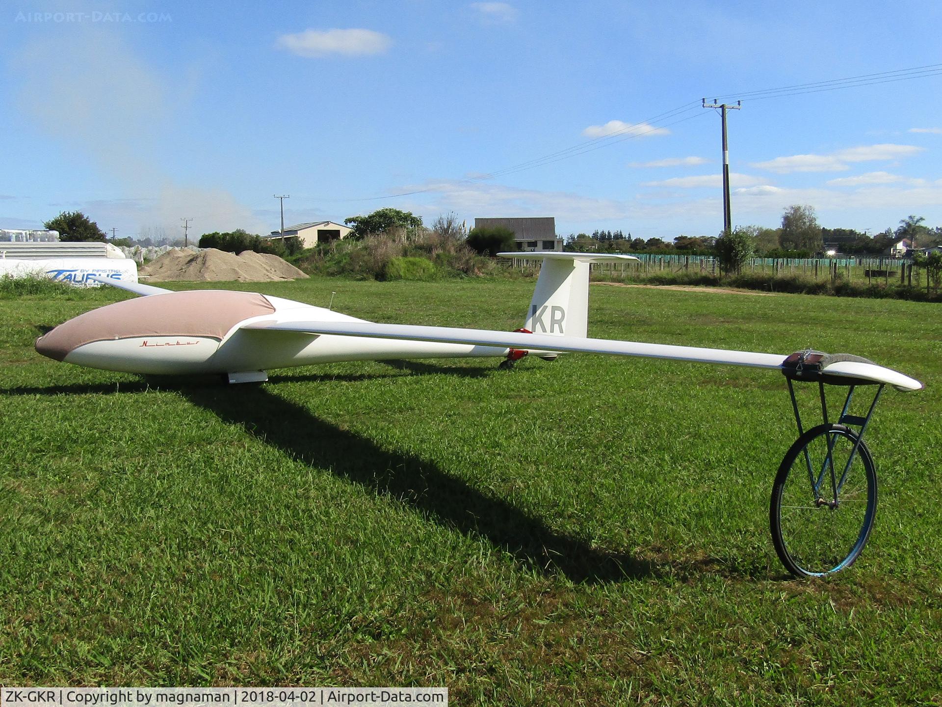 ZK-GKR, Schempp-Hirth Mini-Nimbus B C/N 81, at home base of Drury on sunny Easter w/e