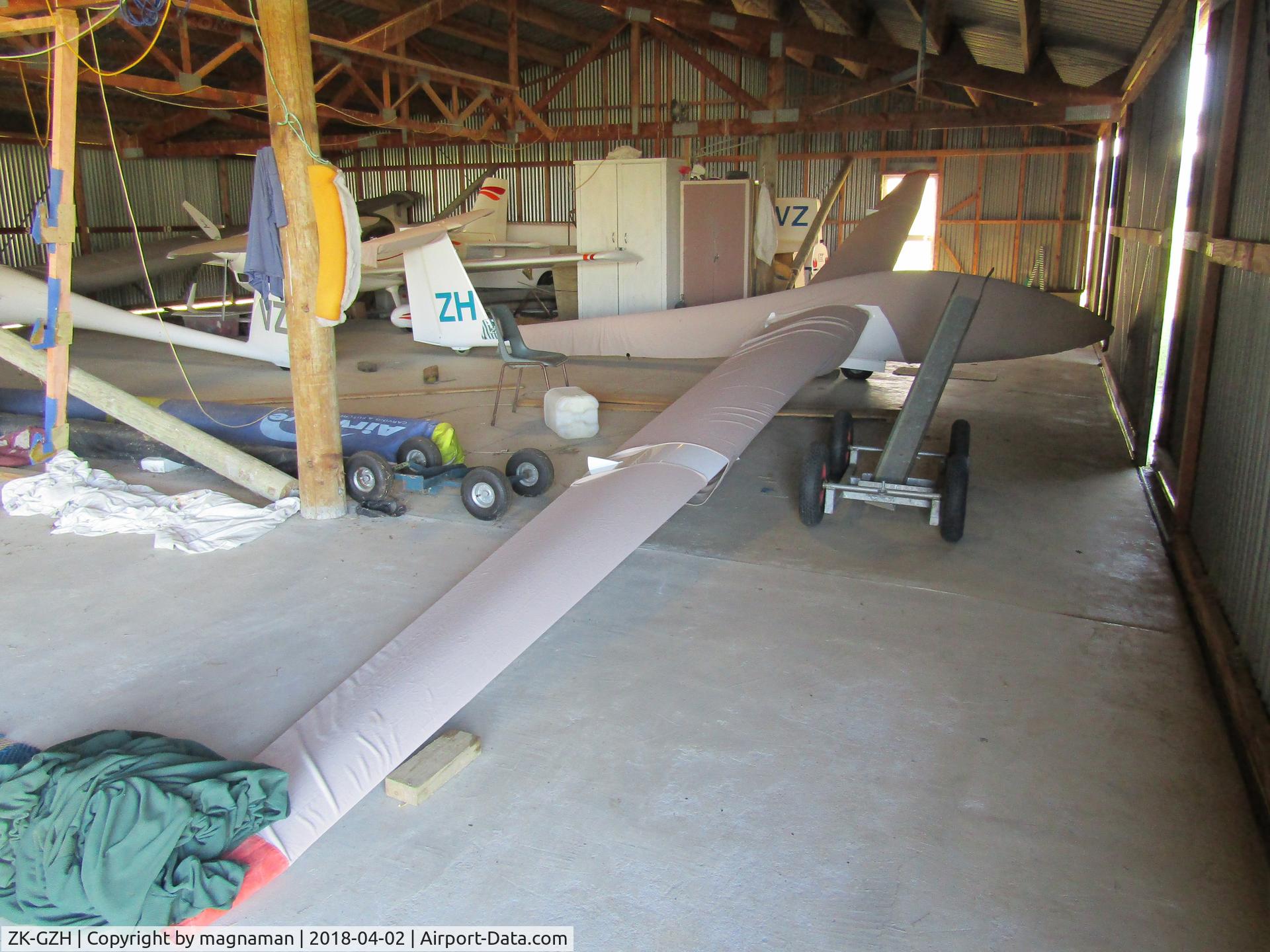ZK-GZH, 1975 Rolladen-Schneider LS-1f C/N 377, in hangar at Drury