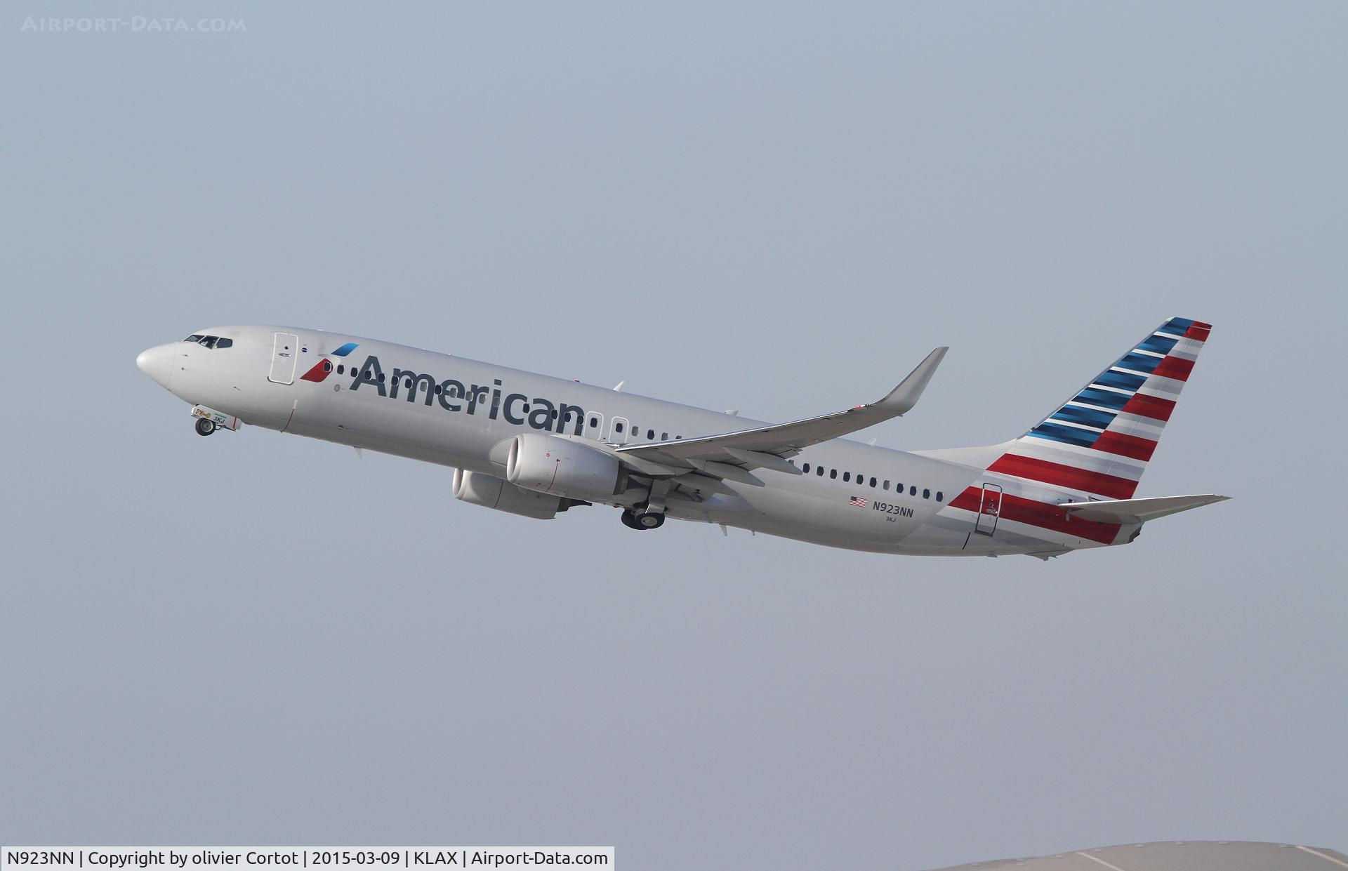 N923NN, 2013 Boeing 737-823 C/N 31167, taking off