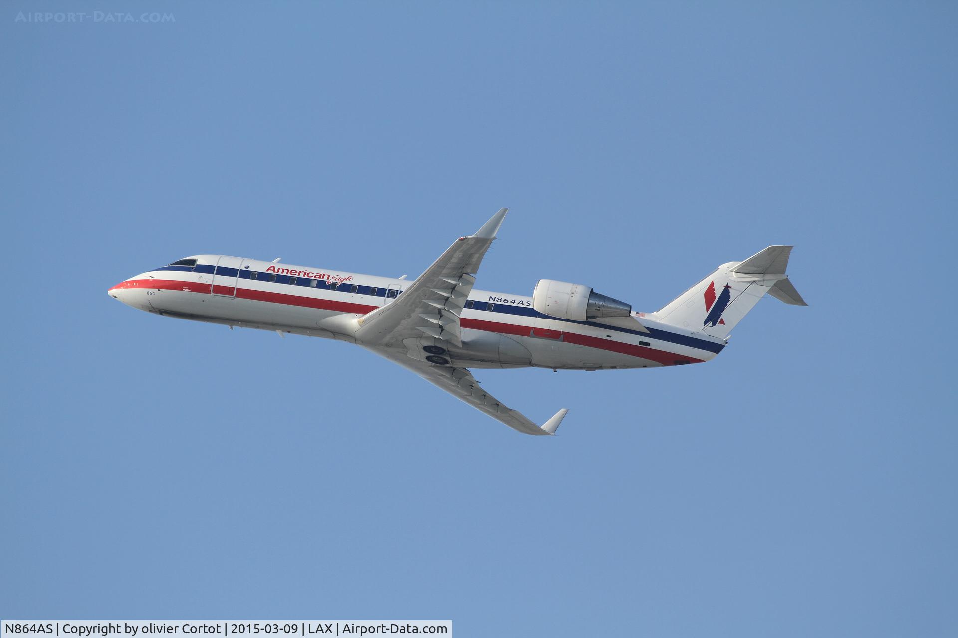 N864AS, 2001 Bombardier CRJ-200ER (CL-600-2B19) C/N 7502, leaving LA
