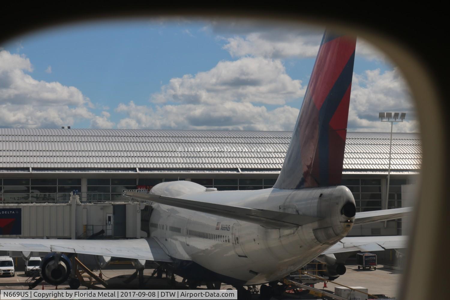 N669US, 1990 Boeing 747-451 C/N 24224, Delta 747 at the gate taken from the upper deck of the 747-400 I am in