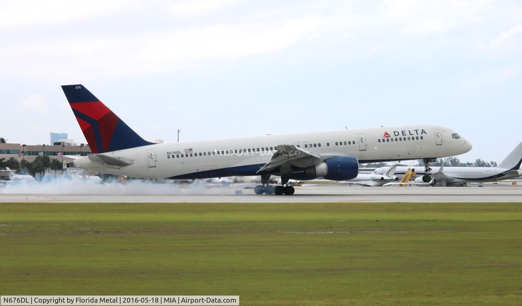 N676DL, 1992 Boeing 757-232 C/N 25981, Delta