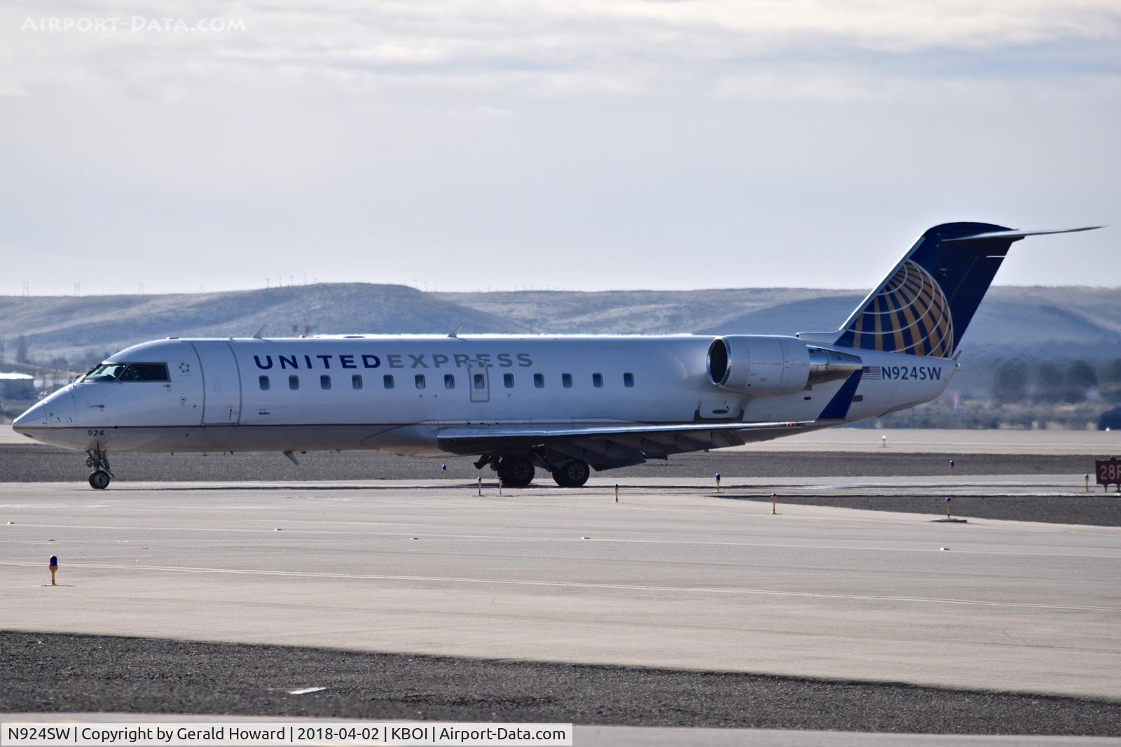 N924SW, 2002 Bombardier CRJ-200LR (CL-600-2B19) C/N 7681, Turning off RWY 28R for the gate.