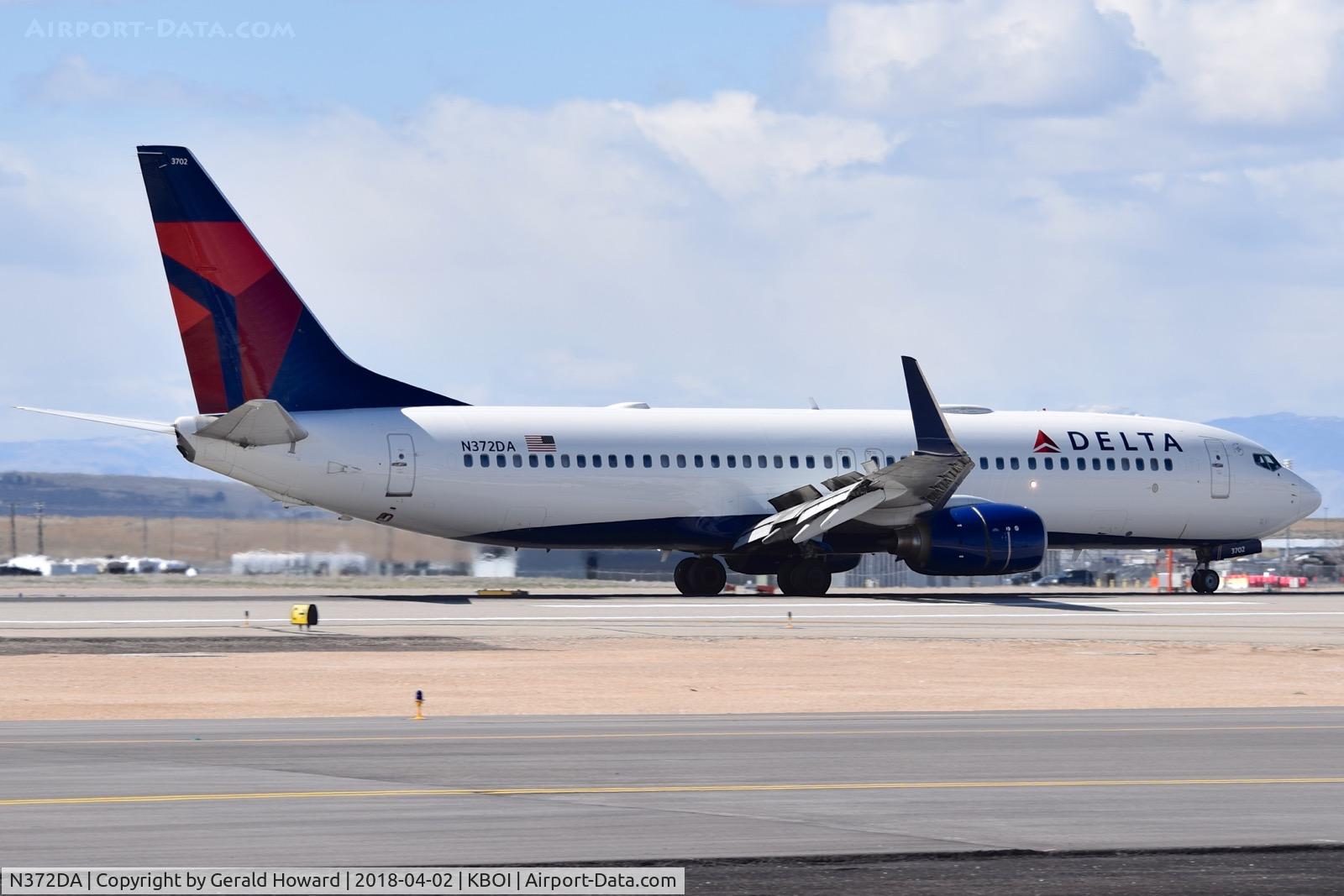 N372DA, 1998 Boeing 737-832 C/N 29620, Landing roll out on RWY 28R.