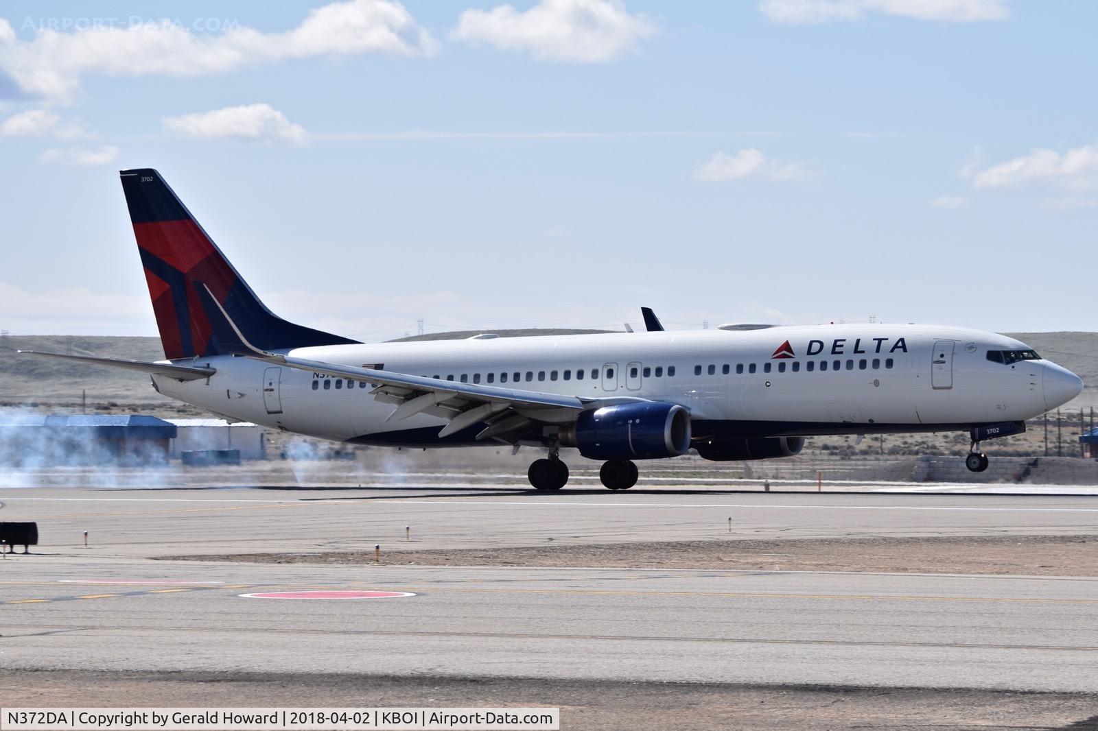 N372DA, 1998 Boeing 737-832 C/N 29620, Landing RWY 28R.