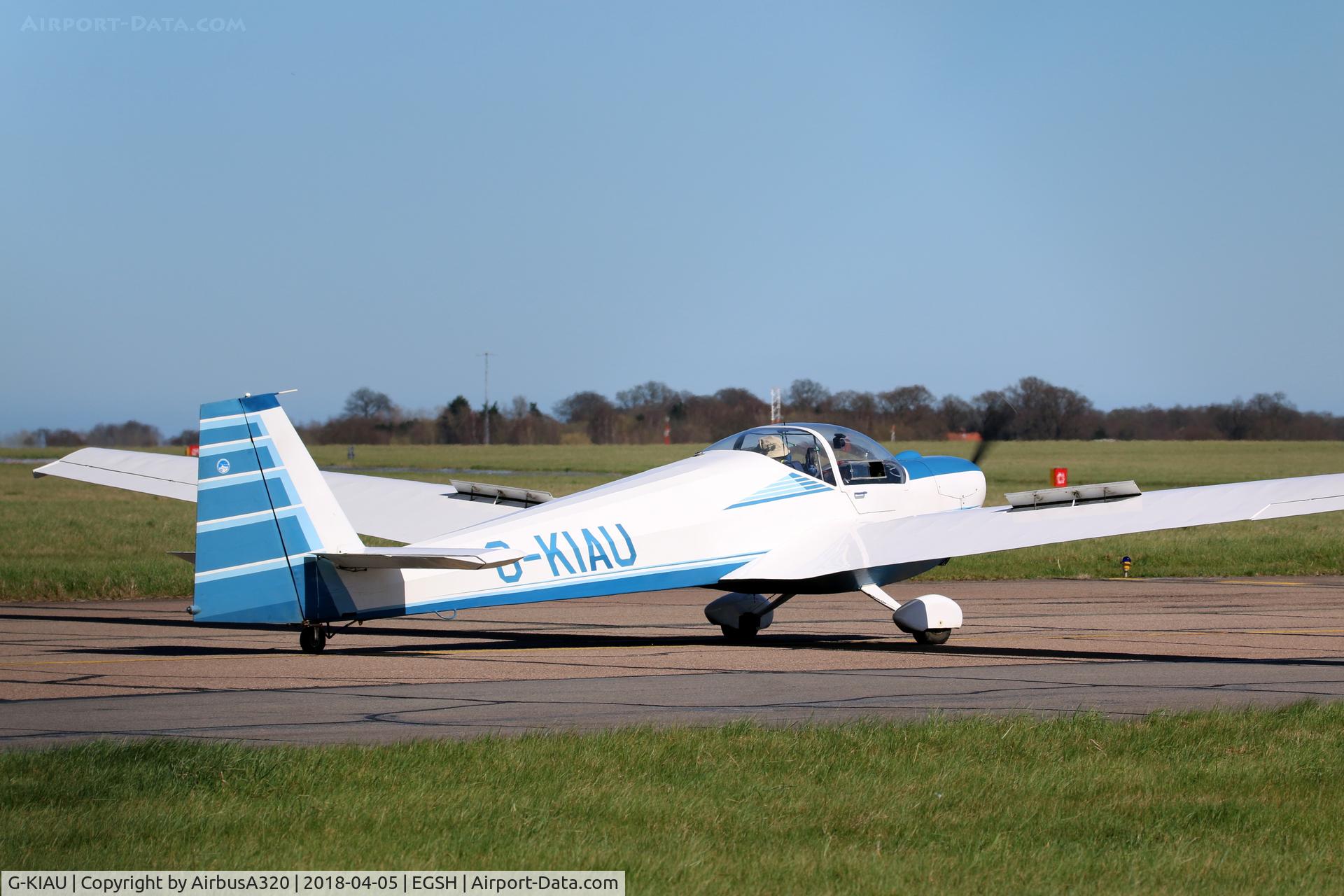 G-KIAU, 1989 Scheibe SF-25C Falke C/N 44461, popped in for some fuel